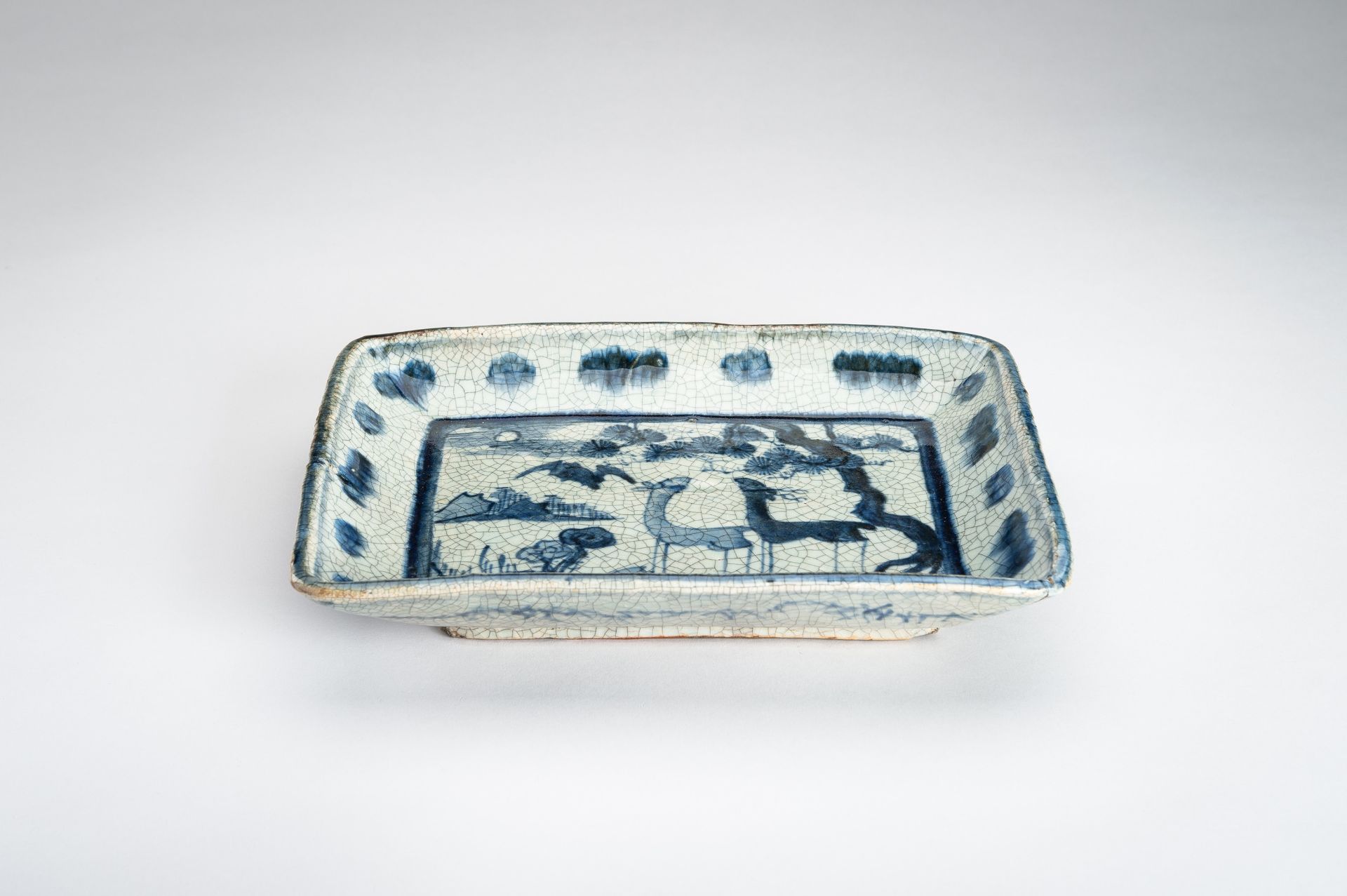 AN UNDERGLAZE BLUE PORCELAIN TRAY WITH DEER, EDO - Bild 2 aus 11