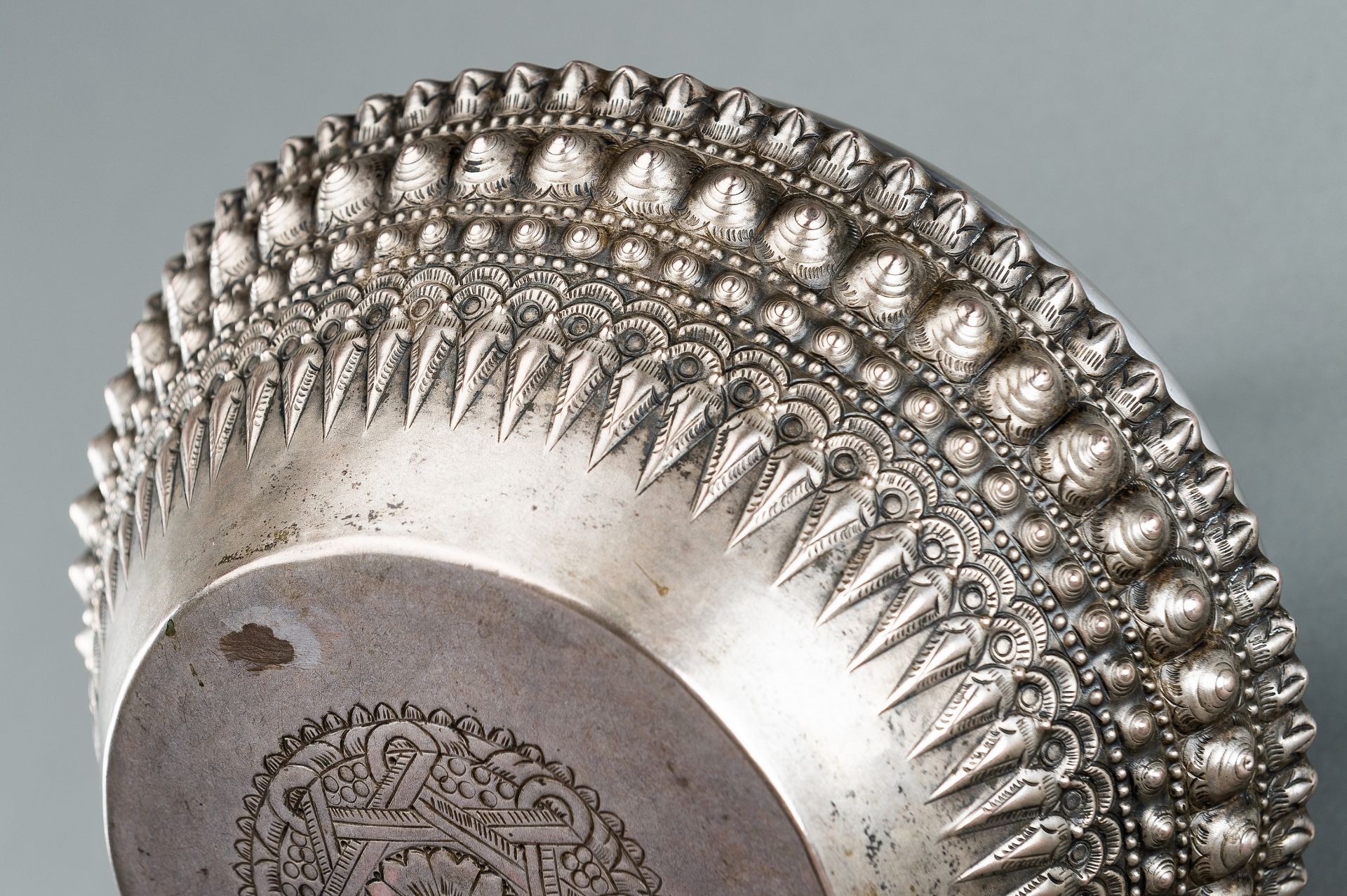 A SILVER BOWL - Bild 3 aus 10