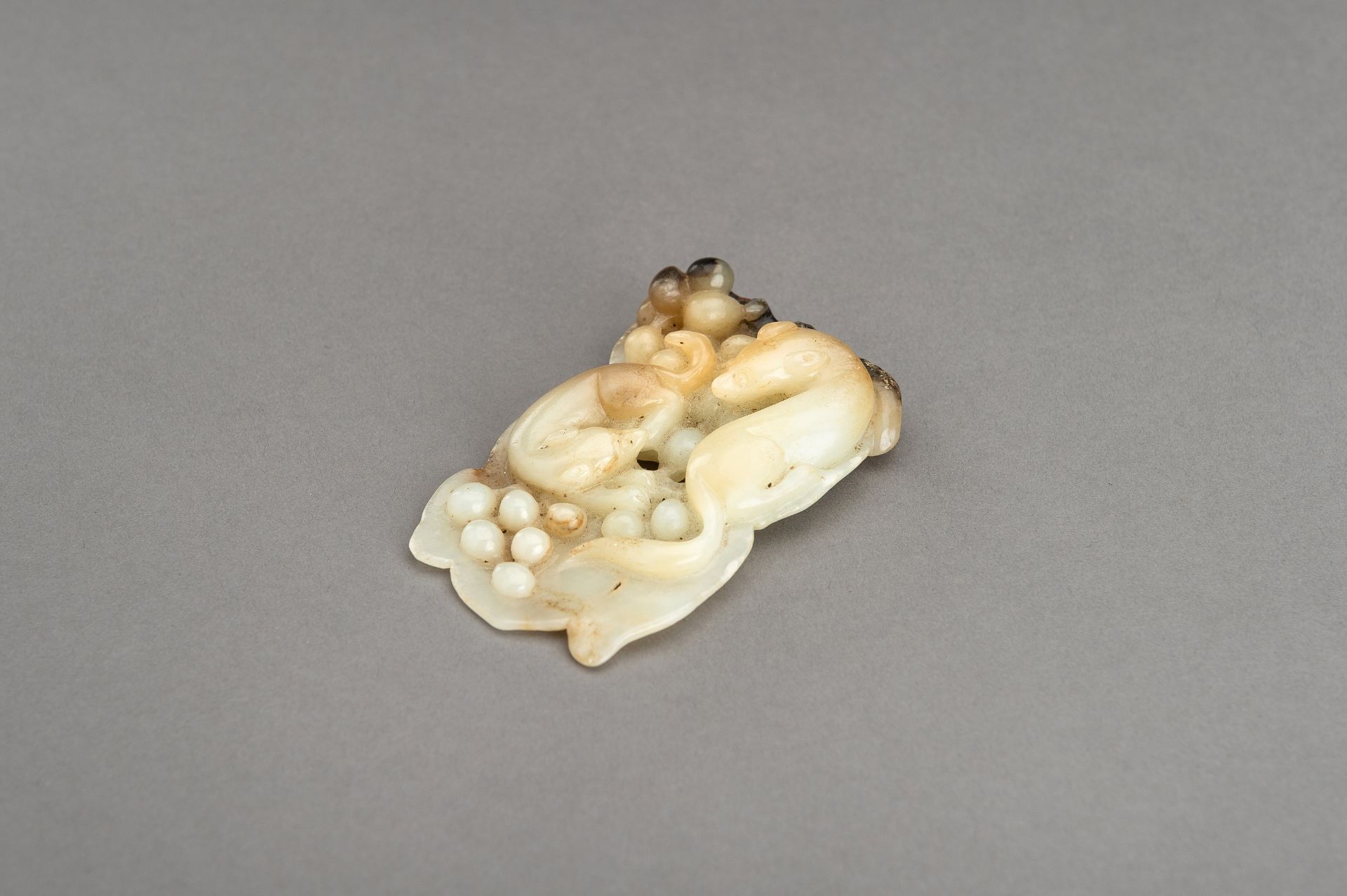 A WHITE AND RUSSET JADE PENDANT 'MONGOOSES ON GRAPES' - Bild 3 aus 15