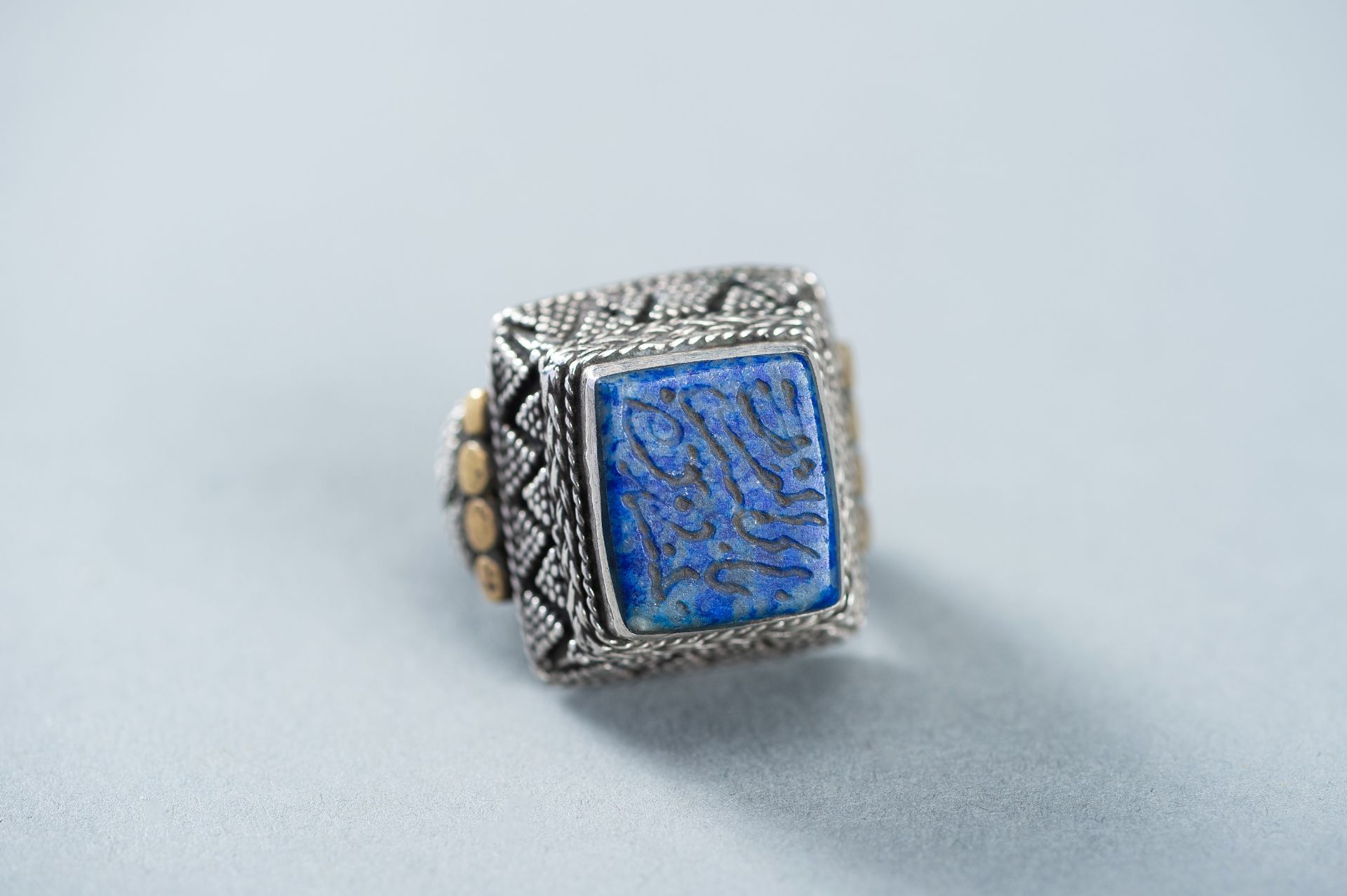 A LAPIS LAZULI INTAGLIO INSET PERSIAN SILVER RING - Image 2 of 7