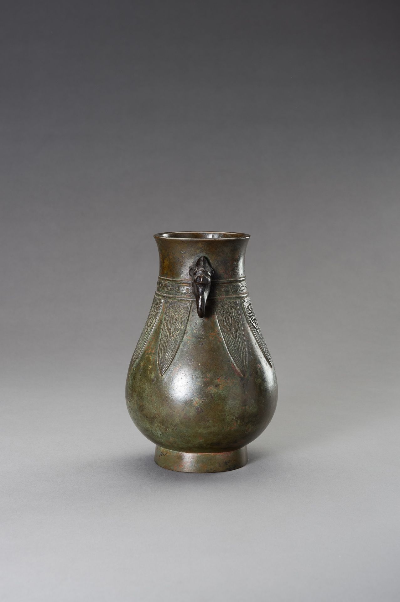 AN ARCHAISTIC BRONZE VASE - Image 4 of 9