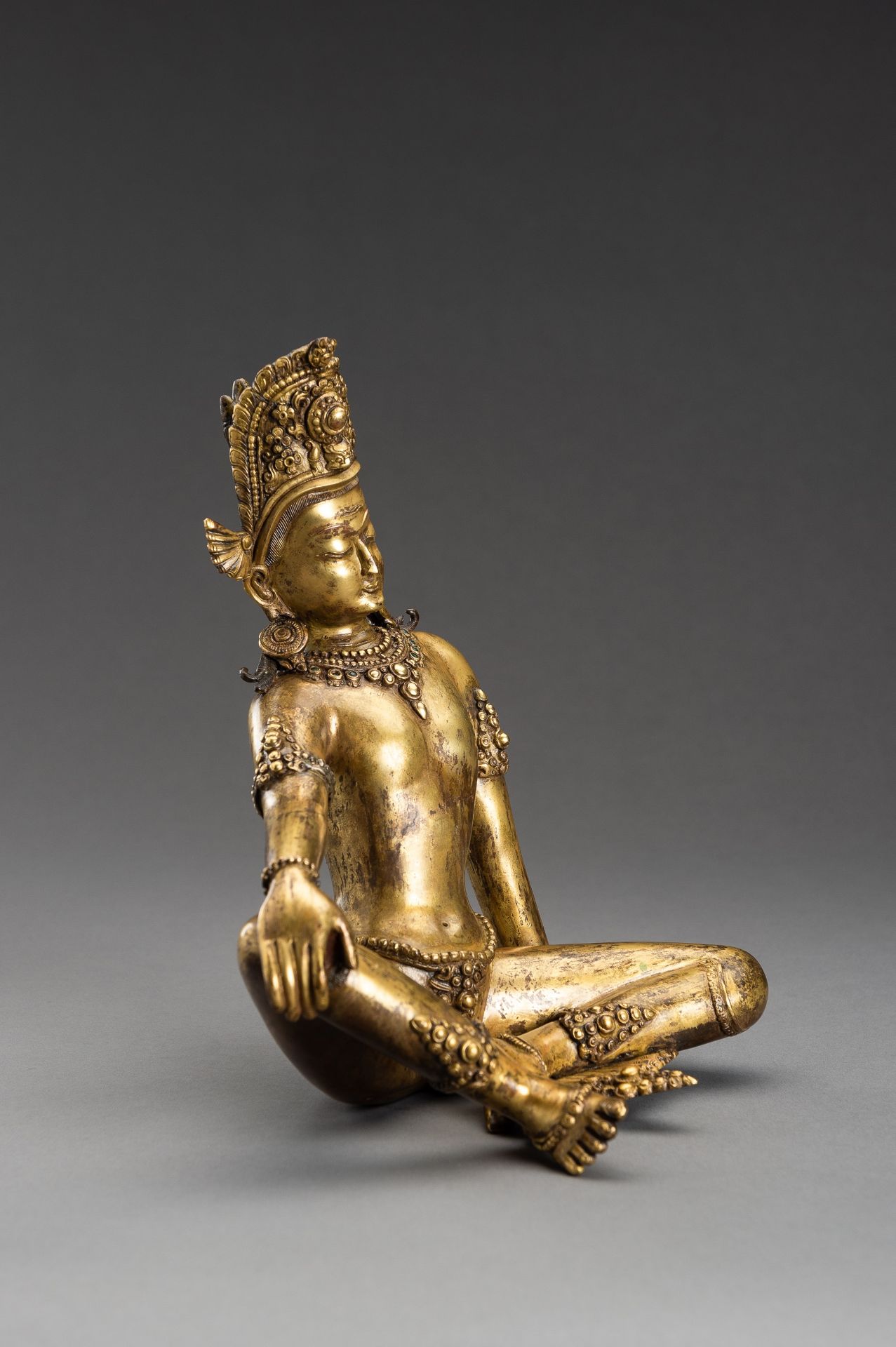 A GILT NEPALI BRONZE FIGURE OF INDRA, 1900s - Image 5 of 10