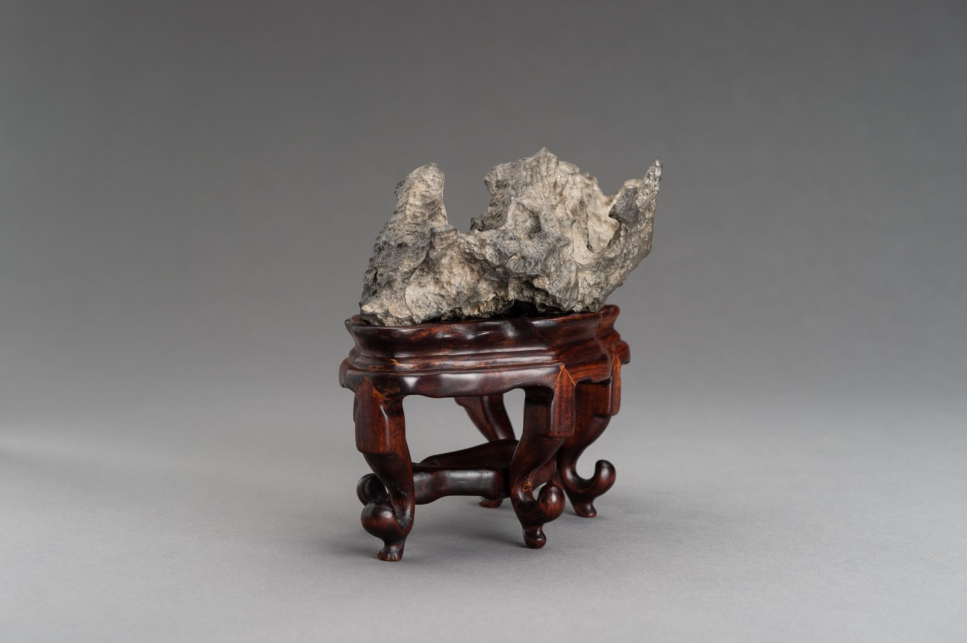 A GRAY LINGBI SCHOLAR'S ROCK ON FITTED BASE, 19TH CENTURY - Image 3 of 11