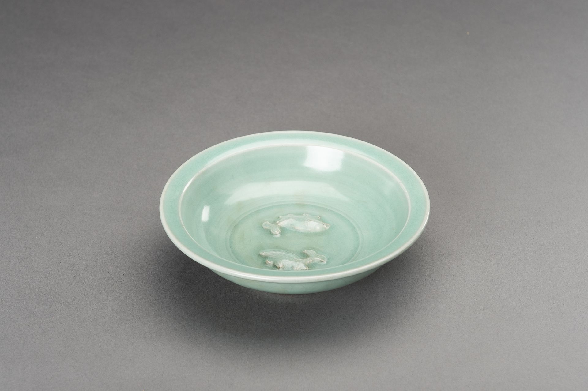 A YUAN STYLE LONGQUAN CELADON 'TWIN FISH' PORCELAIN DISH - Bild 9 aus 15