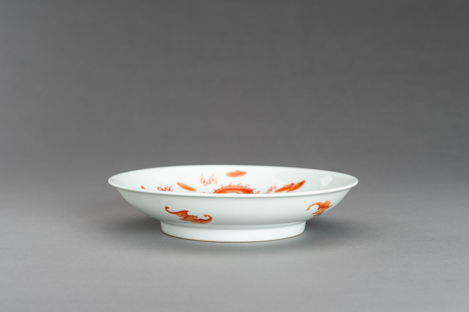 AN IRON-RED 'DRAGON AND BATS' PORCELAIN DISH - Image 3 of 10