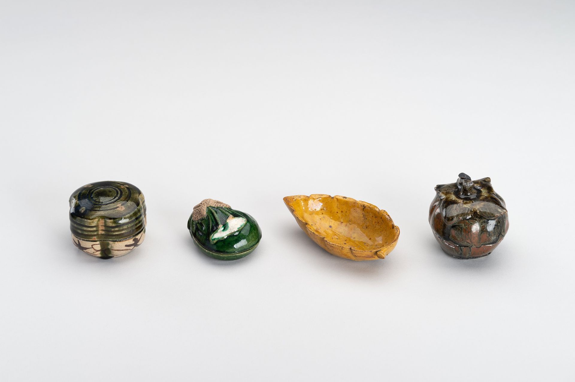 A GROUP OF FOUR SMALL GLAZED CERAMIC ITEMS - Image 13 of 16