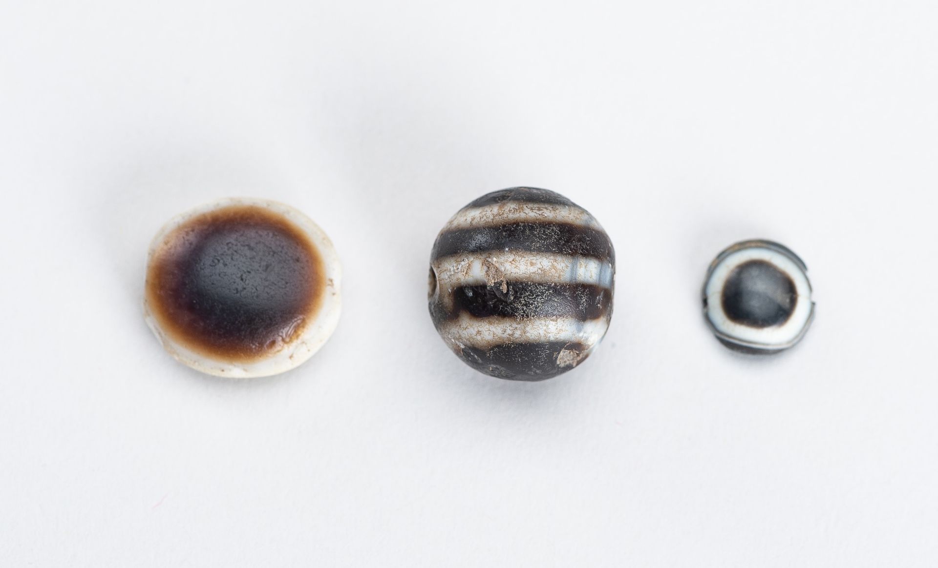 A LOT WITH THREE HIMALAYAN AGATE BUDDHA EYE BEADS