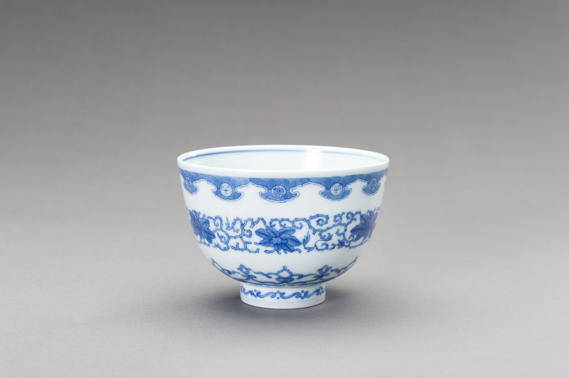 A BLUE AND WHITE KANGXI REVIVAL BOWL, LATE QING TO REPUBLIC - Image 10 of 11