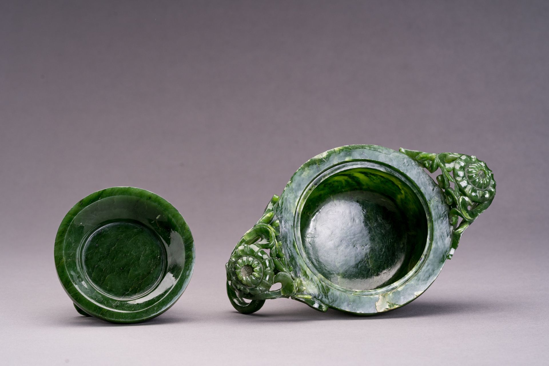 A SPINACH GREEN JADE VESSEL AND COVER - Bild 8 aus 9