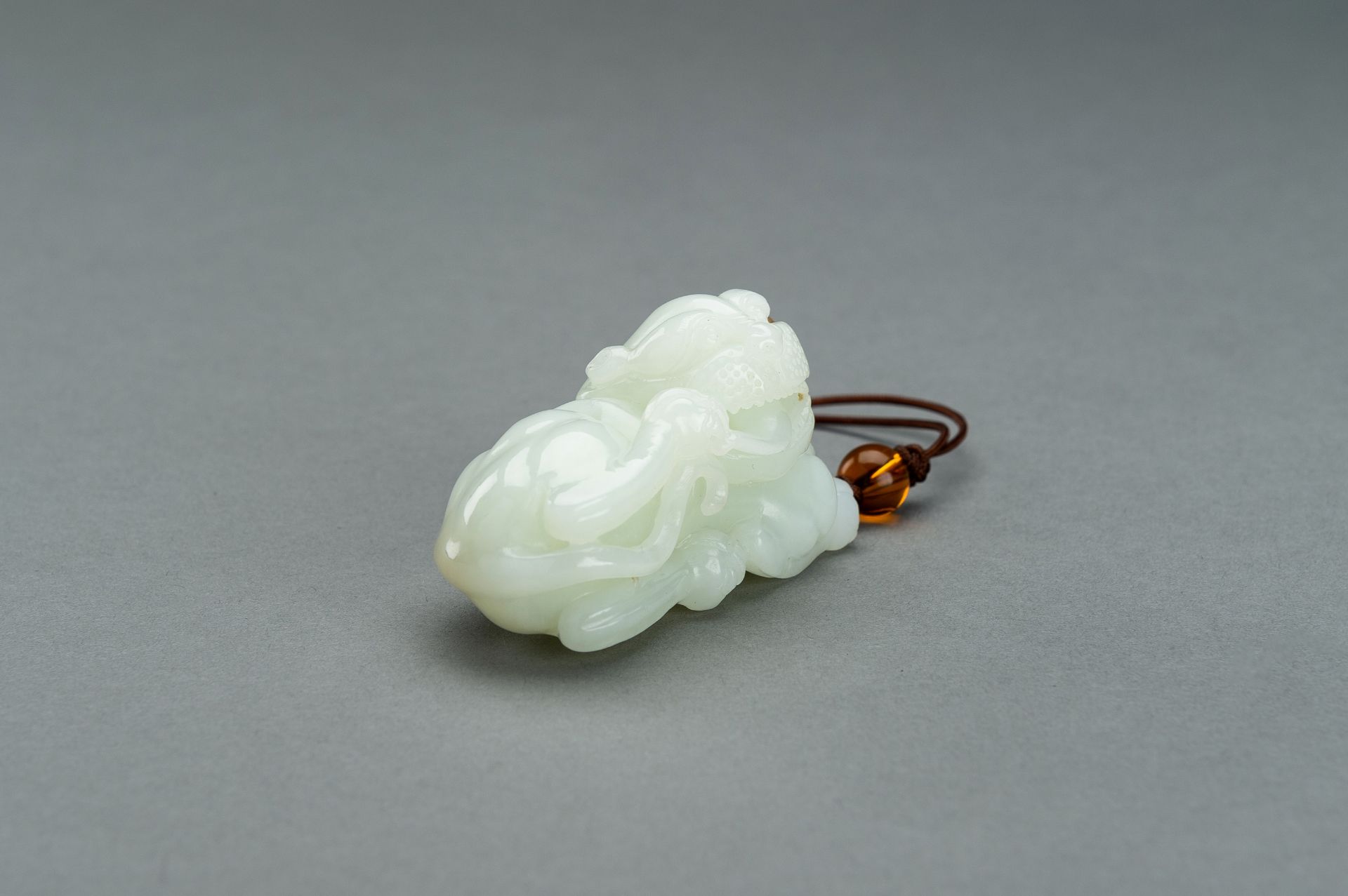 A WHITE JADE 'BUDDHIST LION AND BAT' CARVING, 1900s - Bild 6 aus 11