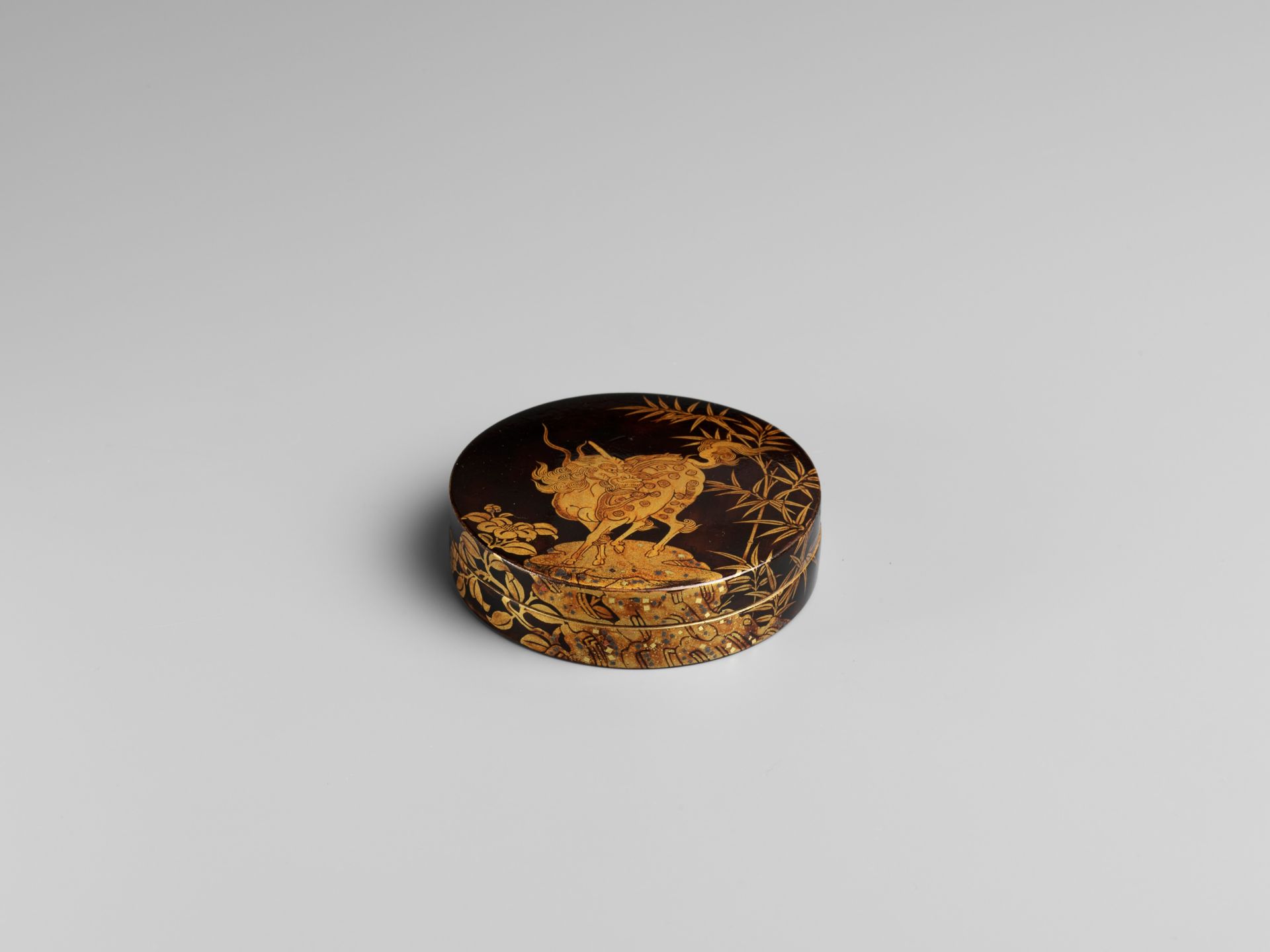 A RARE CIRCULAR LACQUER KOGO (INCENSE CONTAINER) WITH KIRIN - Image 5 of 7