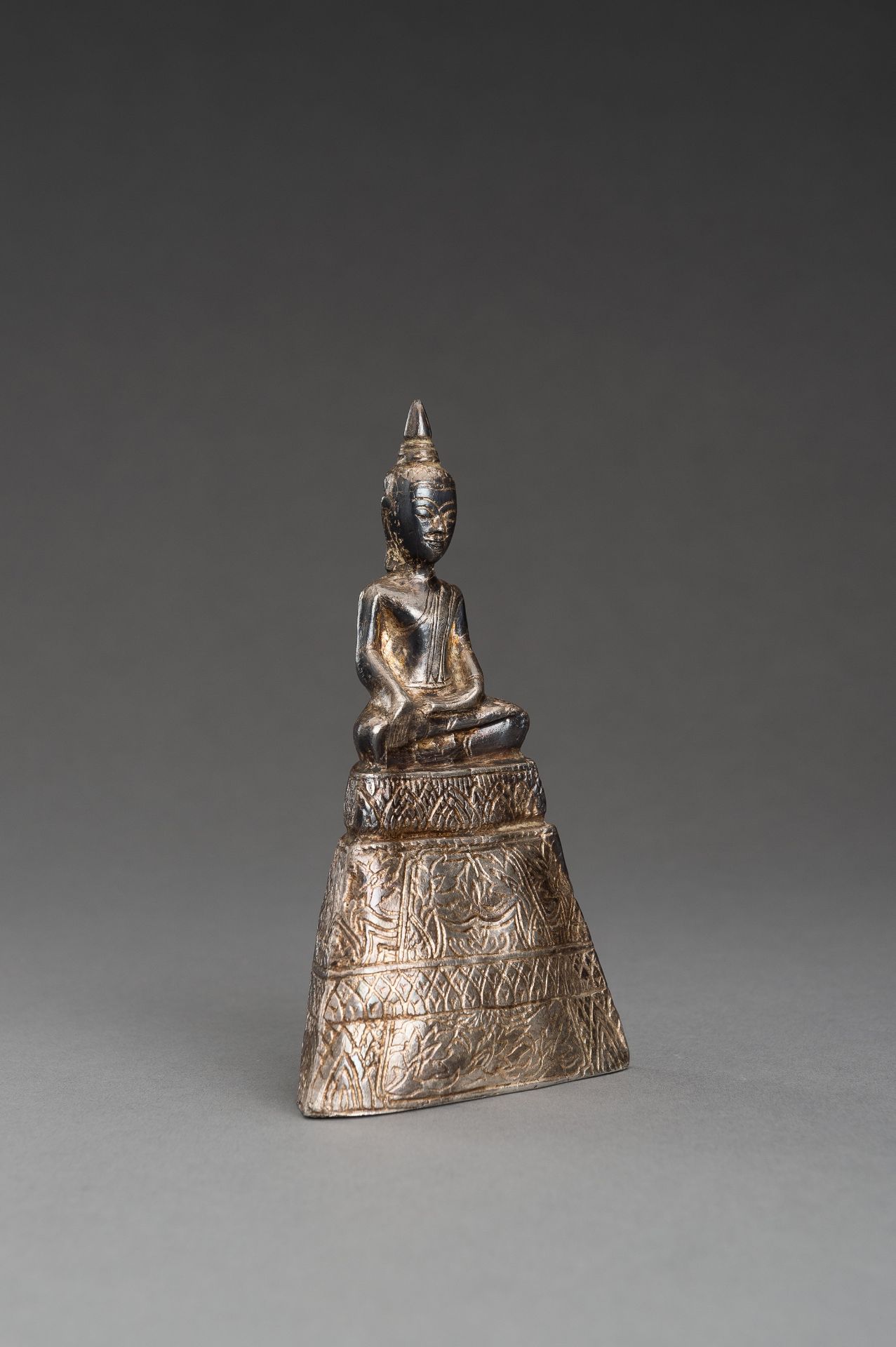 A THAI SILVER FOIL REPOUSSE FIGURE OF BUDDHA, 19th CENTURY - Bild 5 aus 10