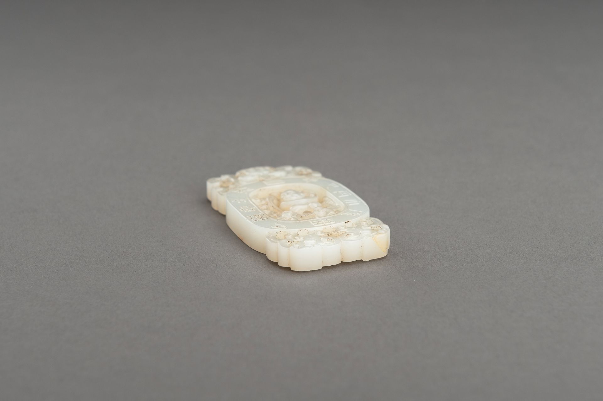 A WHITE JADE PLAQUE WITH THE SEXAGENARY CYCLE, QING - Bild 10 aus 10