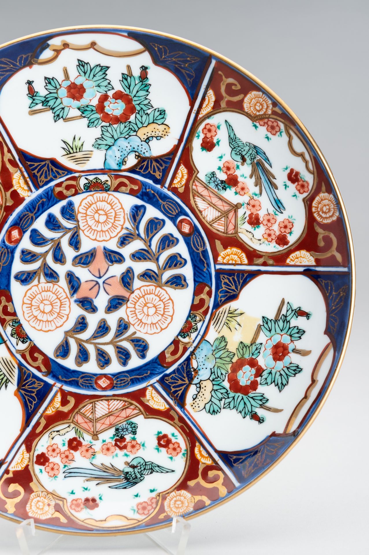 A LOT WITH TWO IMARI PORCELAIN DISHES - Image 4 of 15