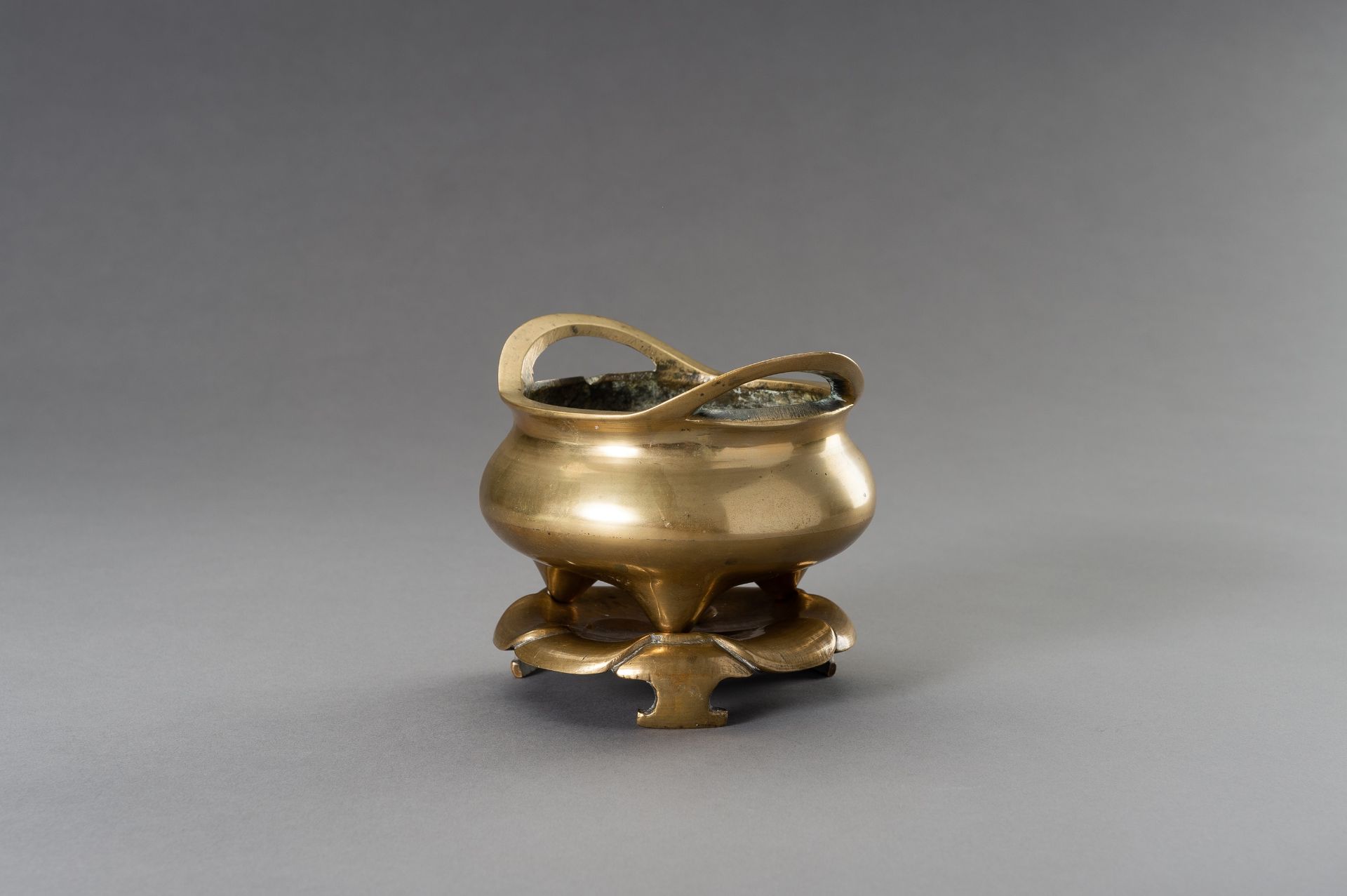 A GILT BRONZE TRIPOD CENSER WITH MATCHING STAND - Image 3 of 10