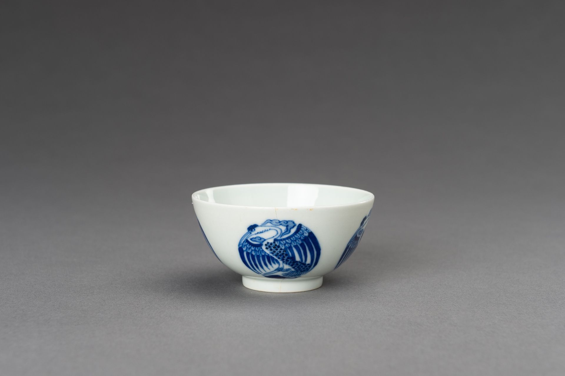 A BLUE AND WHITE 'PHOENIX MEDALLIONS' PORCELAIN BOWL, c. 1930s - Image 8 of 12