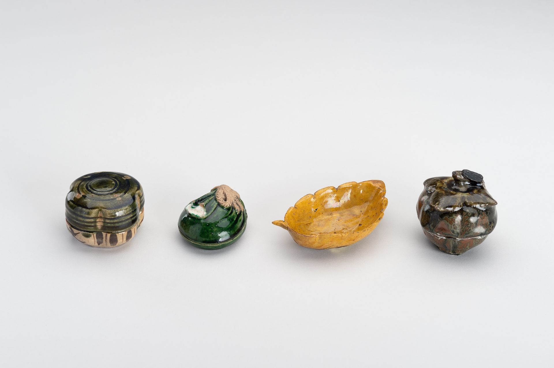 A GROUP OF FOUR SMALL GLAZED CERAMIC ITEMS - Image 12 of 16