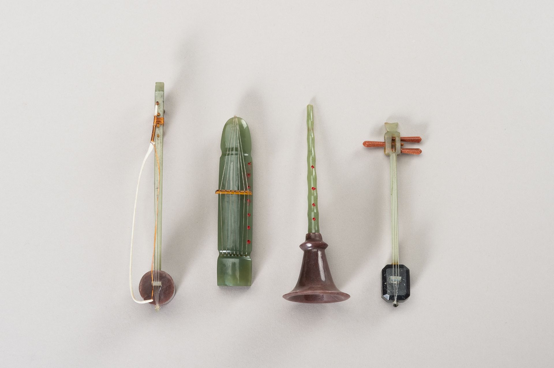 A GROUP OF EIGHT HARDSTONE MINIATURE MODELS OF MUSICAL INSTRUMENTS - Image 5 of 20