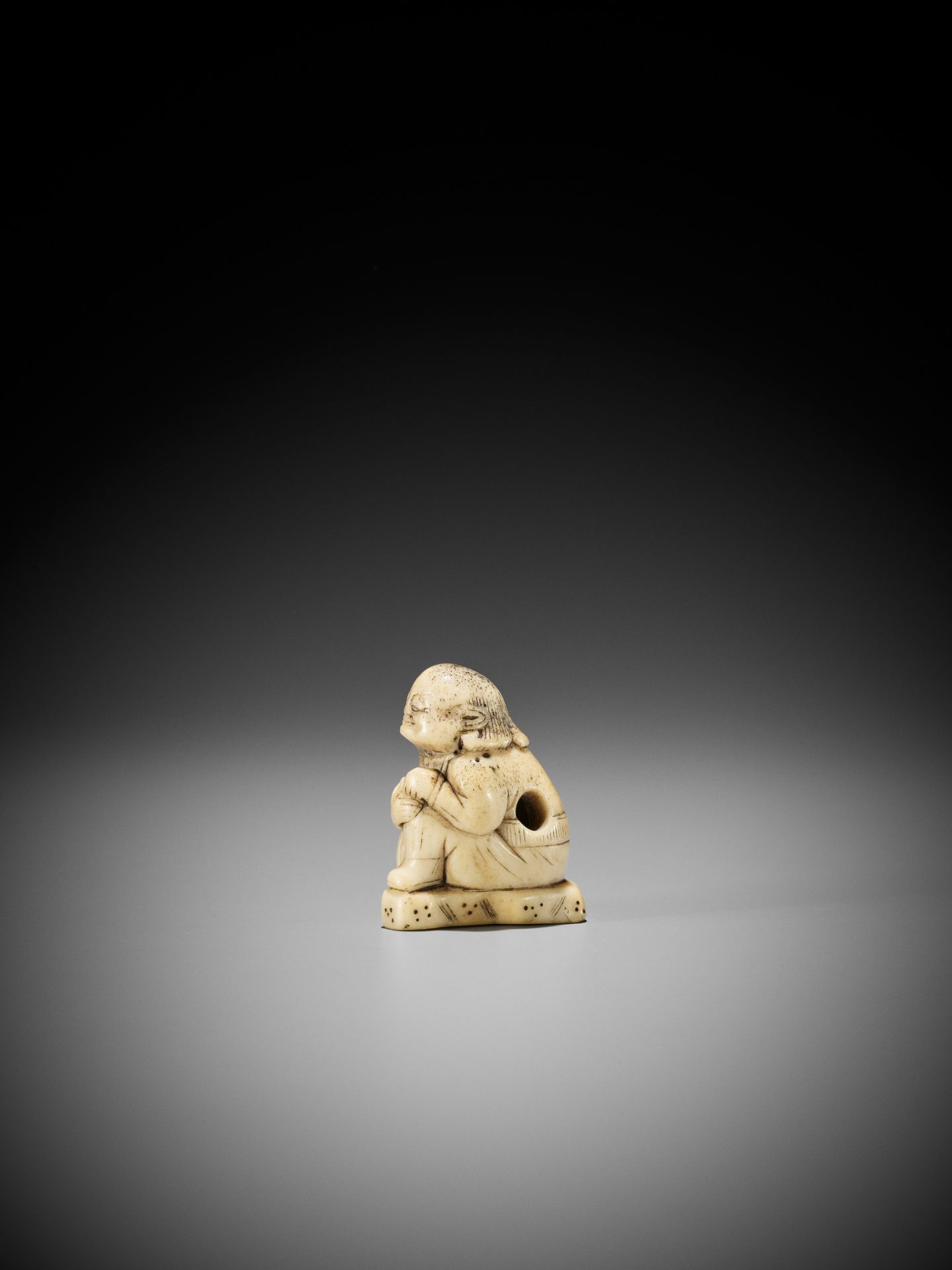 A RARE STAG ANTLER NETSUKE OF AN ISLANDER - Image 5 of 9