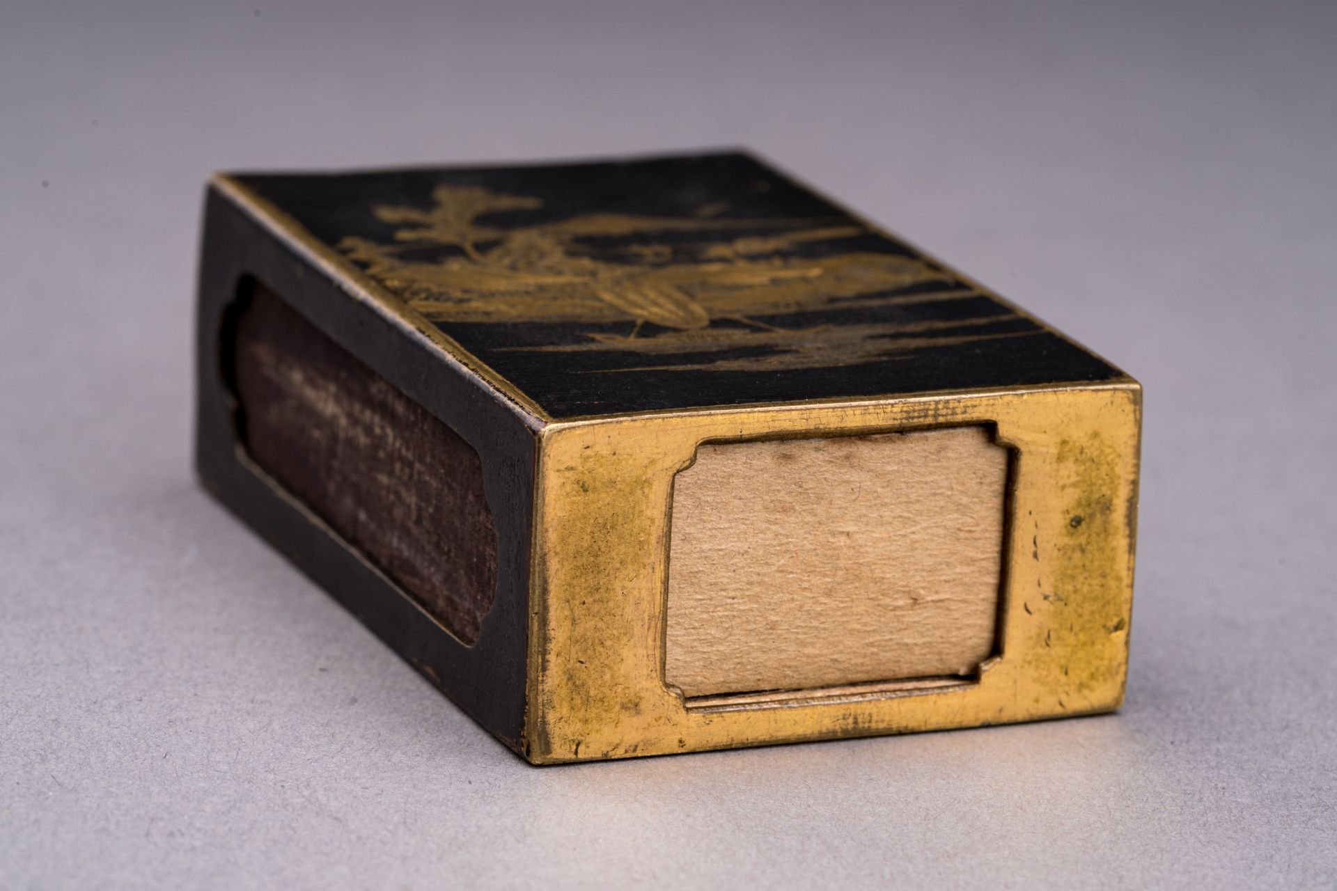 A GILT BRONZE MATCHBOX CASE DEPICTING MOUNT FUJI, MEIJI - Bild 4 aus 10