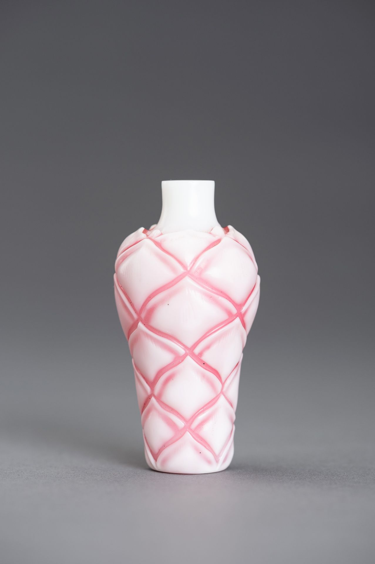 A SANDWICHED PINK GLASS 'LOTUS' SNUFF BOTTLE - Image 7 of 11