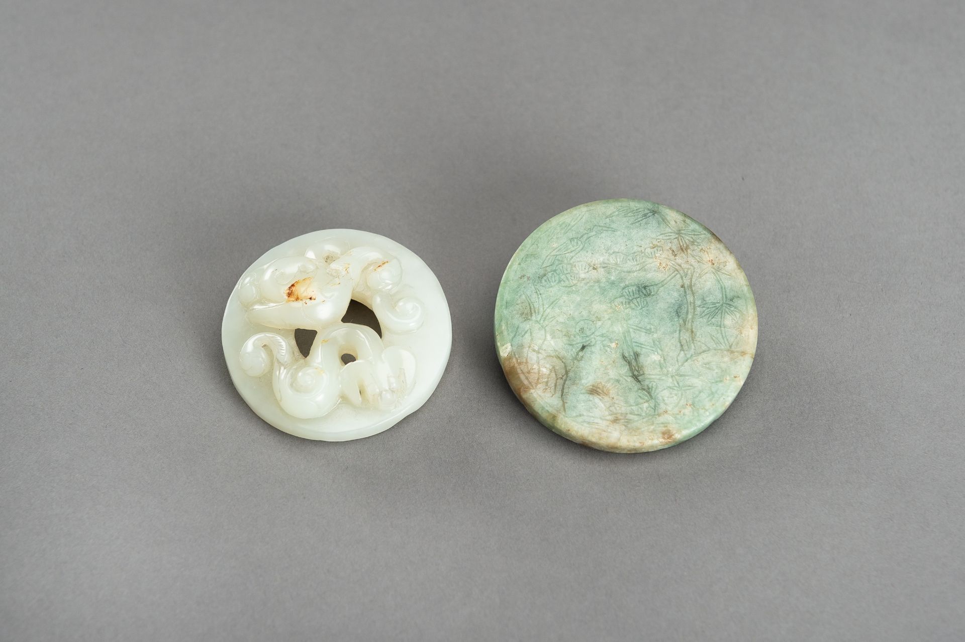 A LOT WITH TWO DECORATIVE JADE & HARDSTONE DISCS - Image 5 of 10