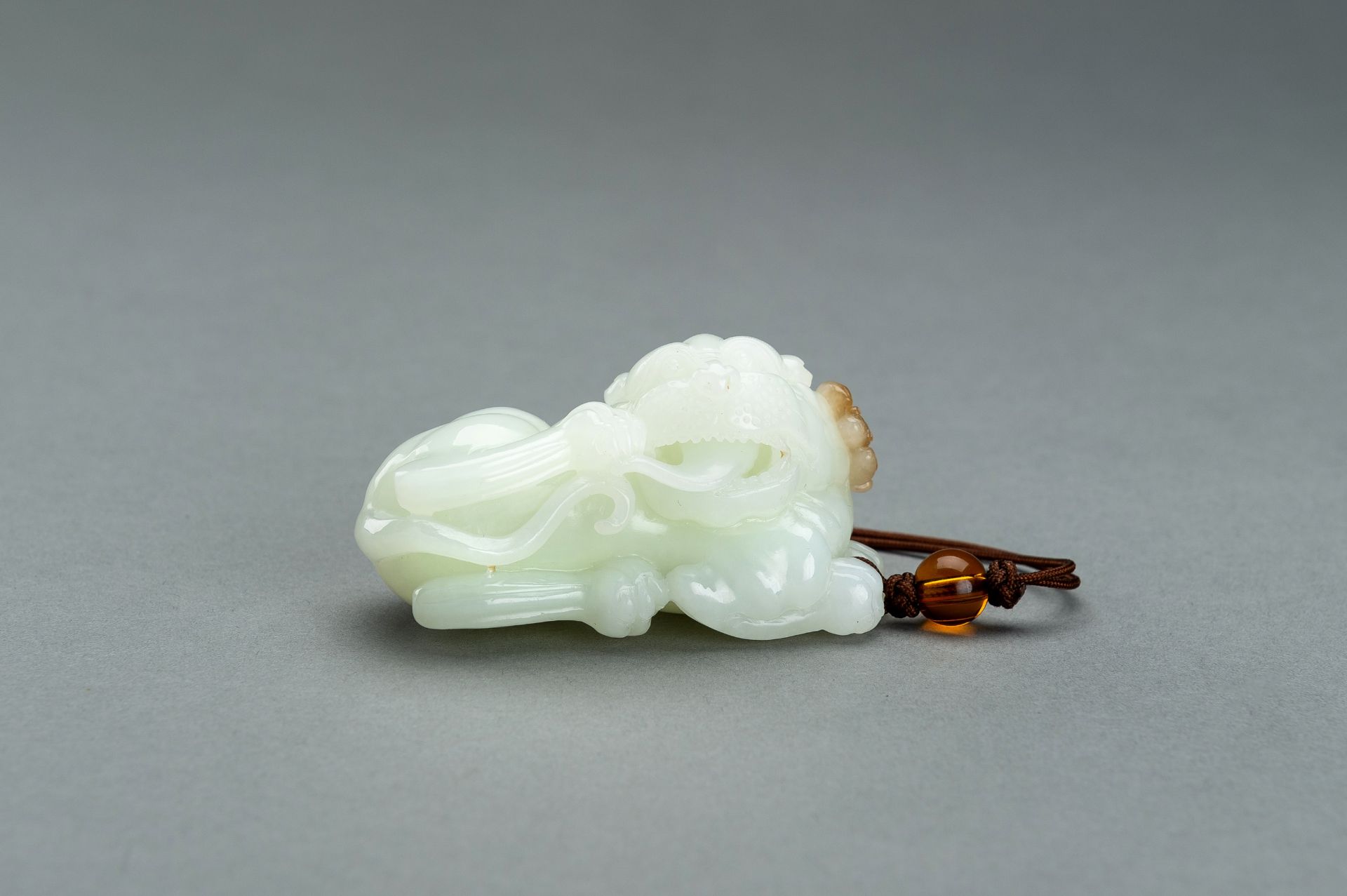 A WHITE JADE 'BUDDHIST LION AND BAT' CARVING, 1900s - Bild 2 aus 11