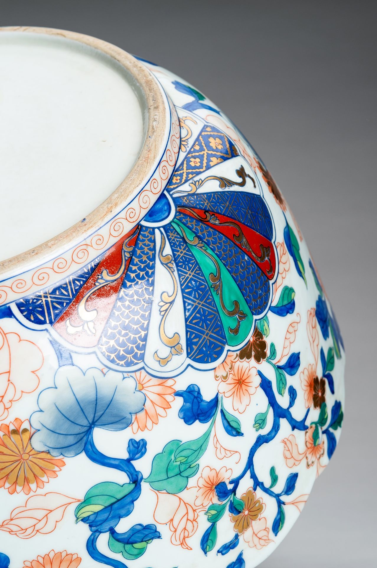 A MASSIVE IMARI PORCELAIN VESSEL, MEIJI PERIOD - Image 15 of 18