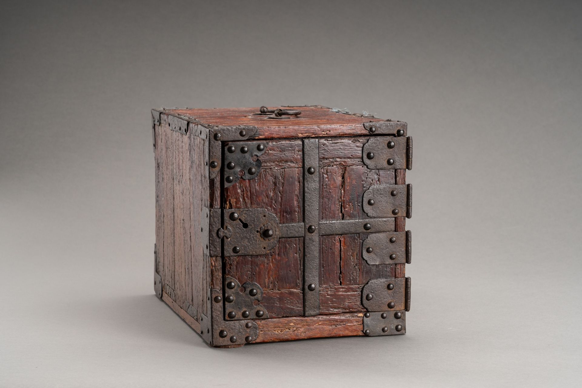 A WOODEN CHEST WITH DRAWERS AND A COPPER SAKE WARMER 'KANDOUKO', 19th CENTURY - Bild 6 aus 28