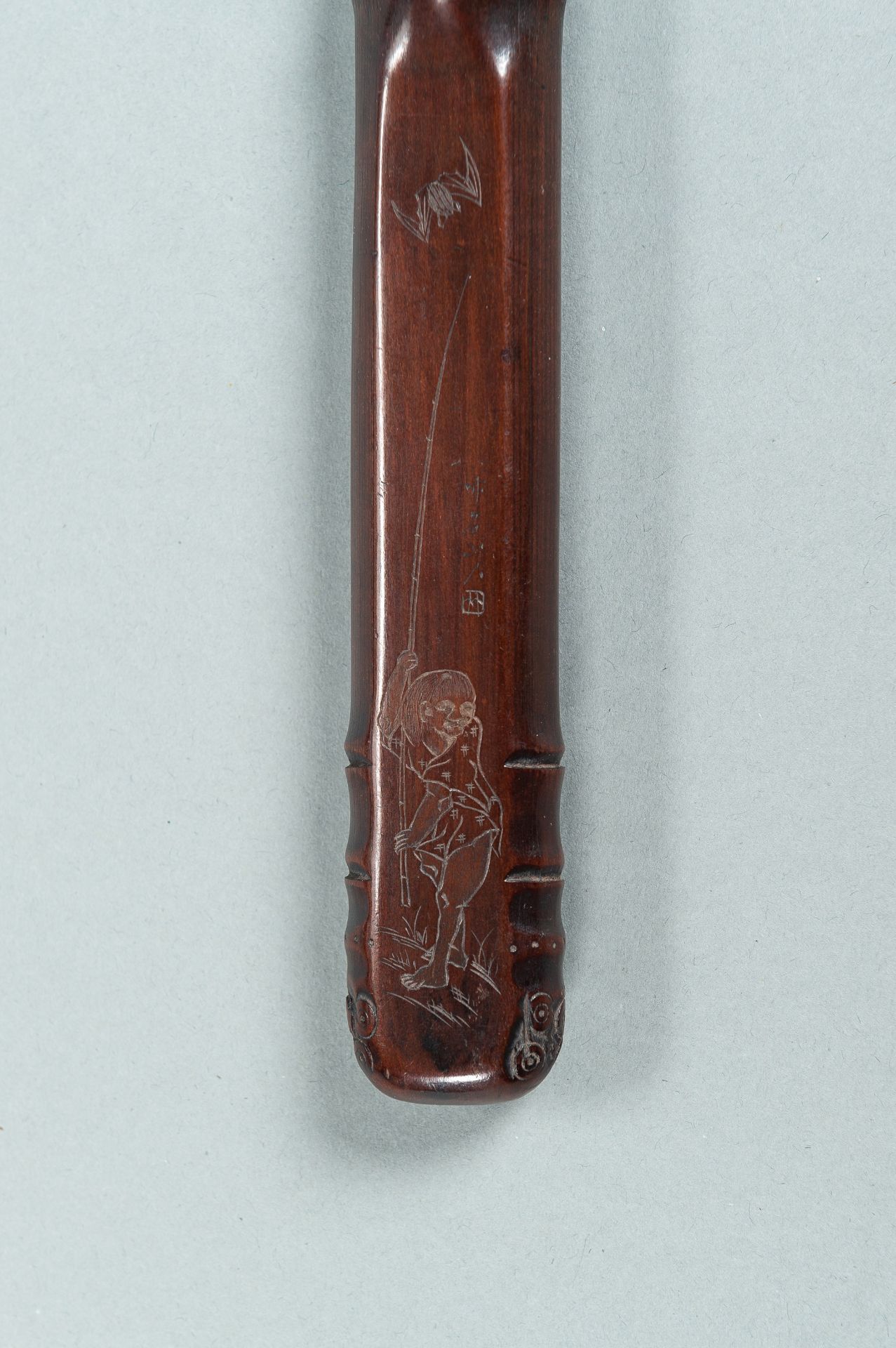 A WOOD KISERUZUTSU DEPICTING A BOY AND BAT, MEIJI - Bild 9 aus 9