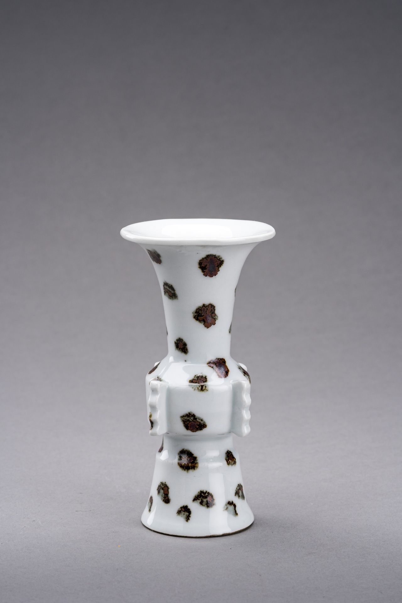 AN IRON-SPLASHED YINQING PORCELAIN BEAKER VASE, TOBI SEIJI STYLE - Bild 2 aus 6