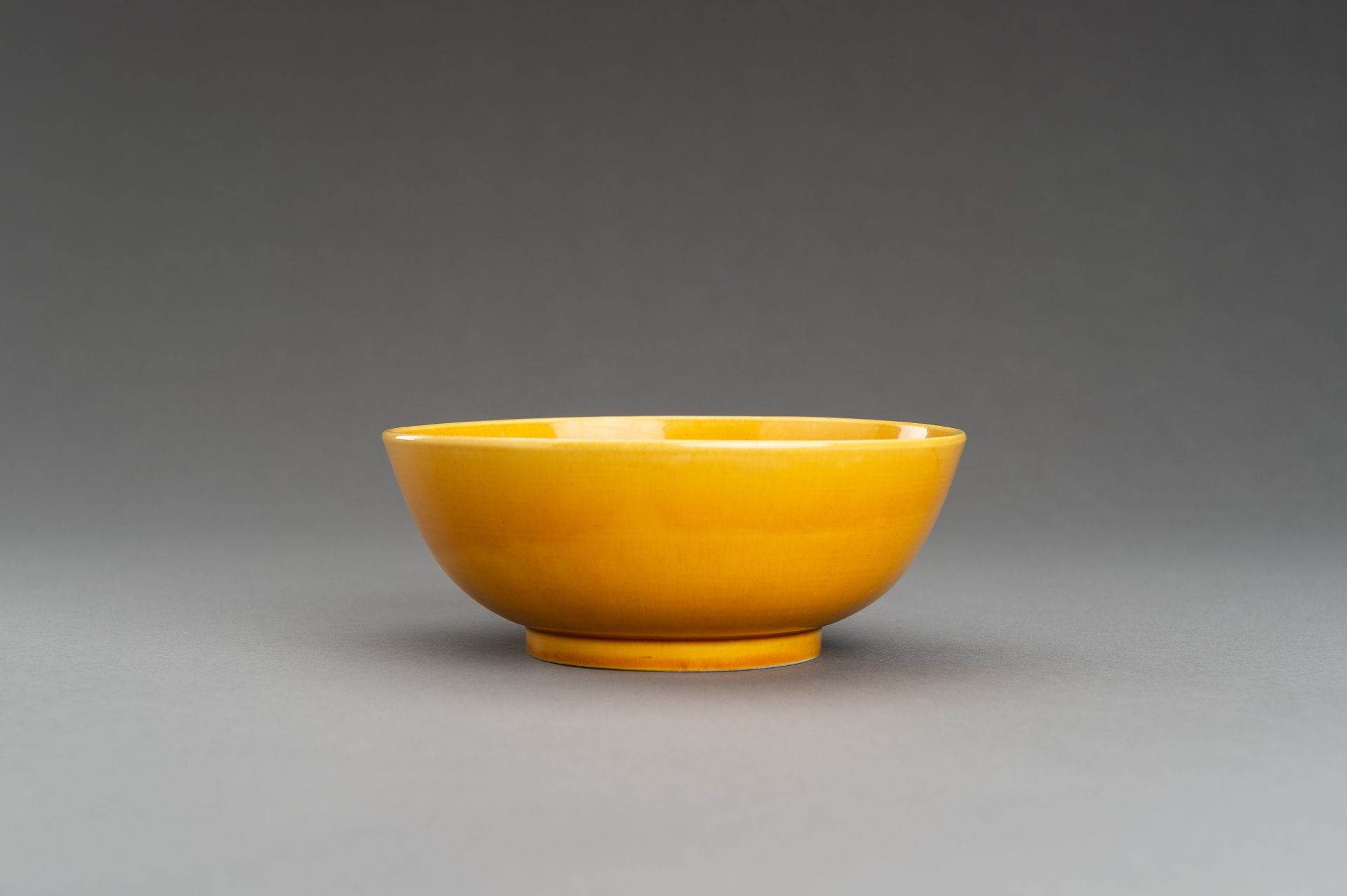 A FINE YELLOW-GLAZED PORCELAIN BOWL - Image 3 of 9