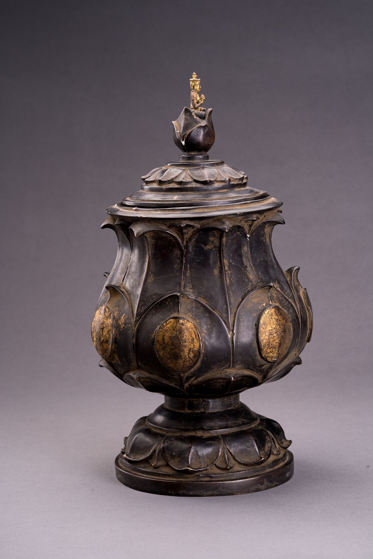 A PARCEL-GILT BRONZE 'LOTUS' VESSEL, RATTANAKOSIN - Image 5 of 10