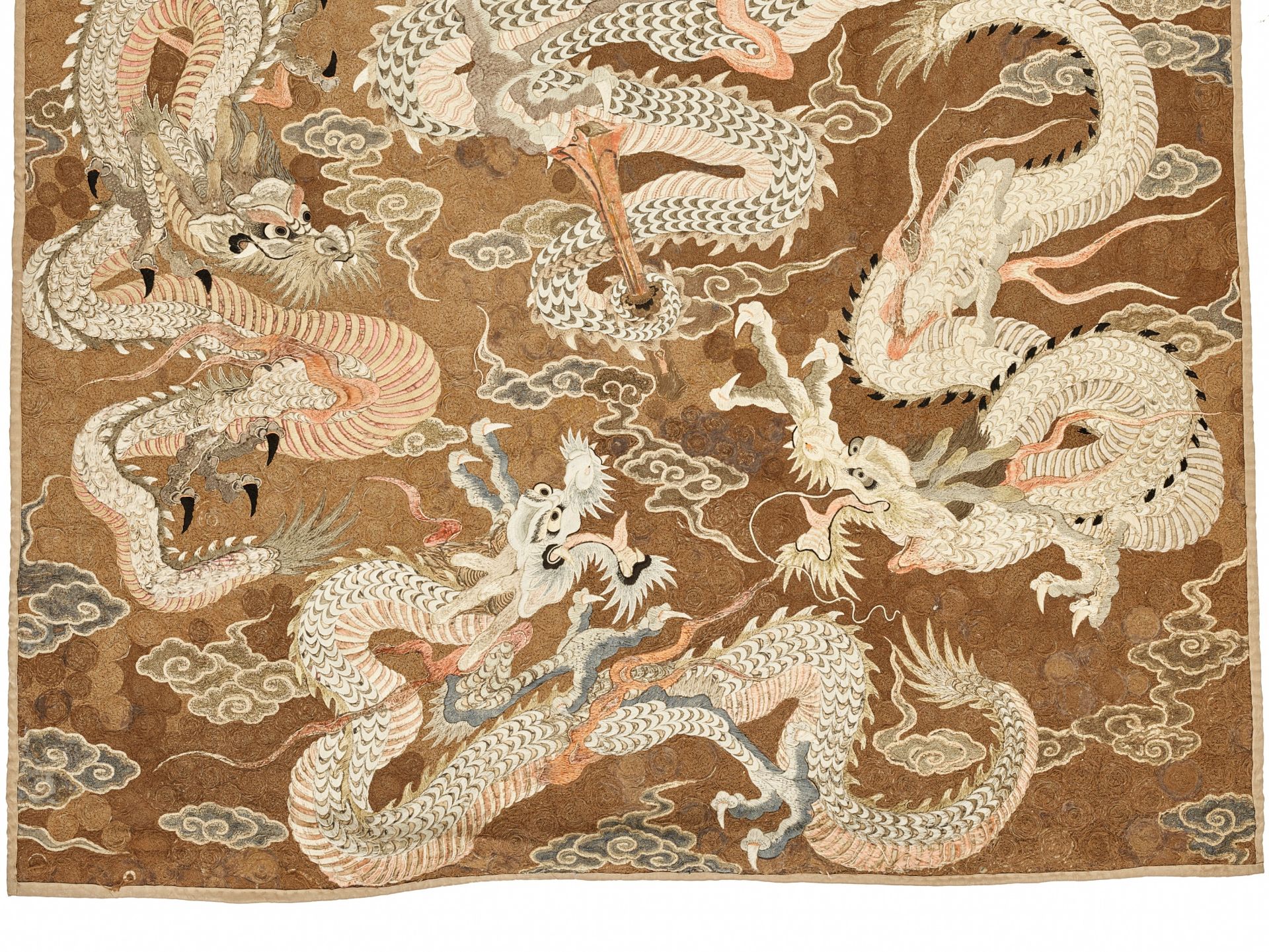 AN EXCEPTIONAL AND VERY LARGE SILK EMBROIDERED 'SEVEN DRAGON' WALL HANGING - Bild 4 aus 8