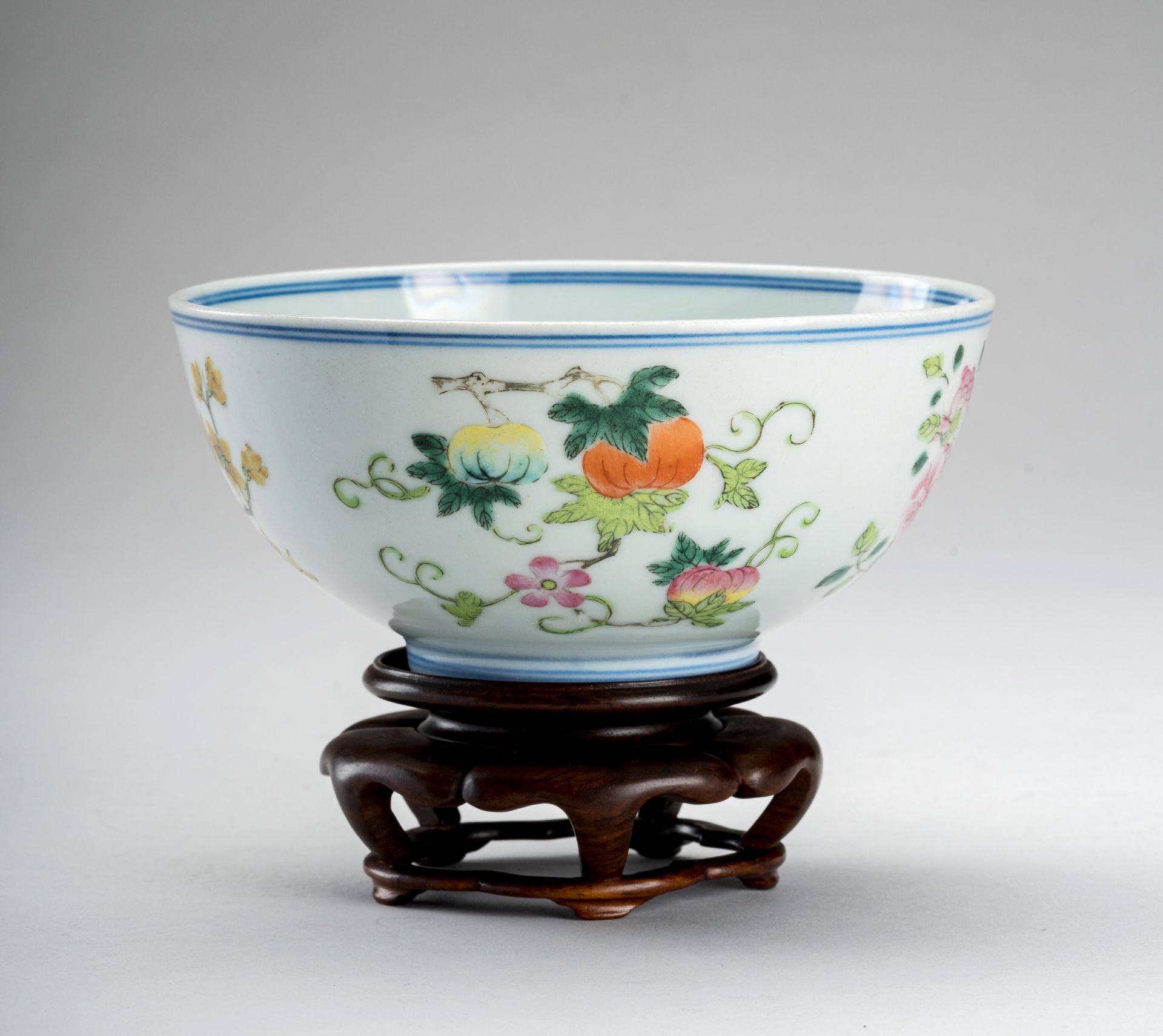 A FLORAL PORCELAIN BOWL