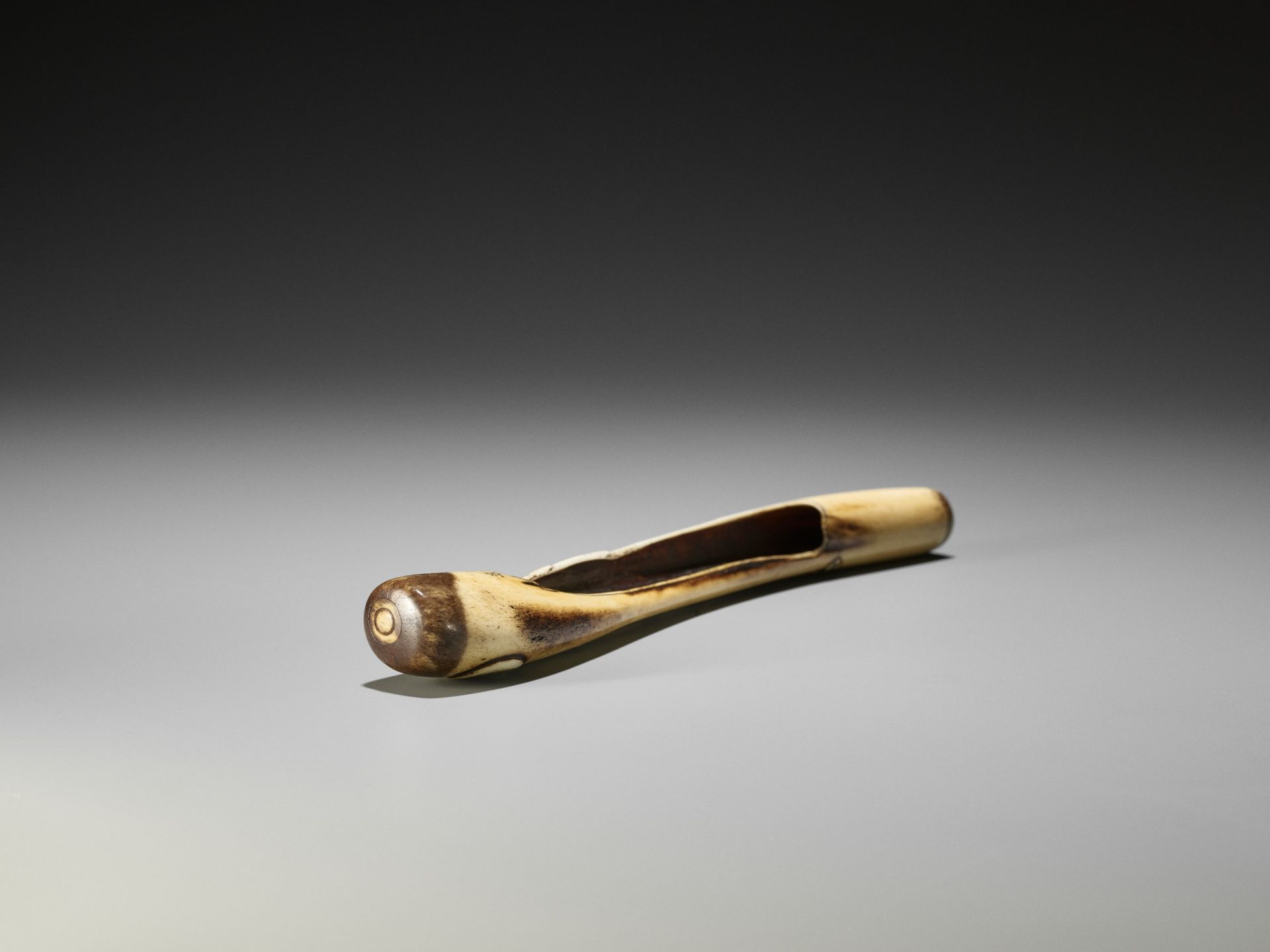 SOKEI: A FINE STAG ANTLER KISERUZUTSU WITH DARUMA, GRAPEVINE AND HOSSU - Image 7 of 9