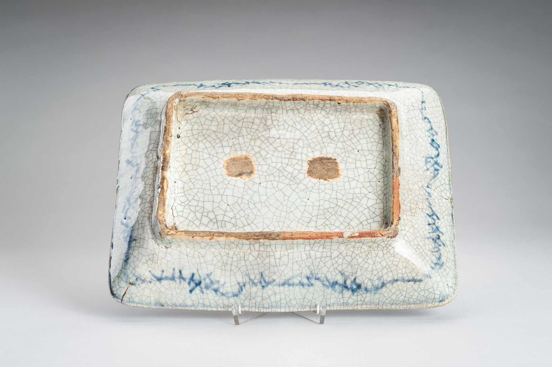 AN UNDERGLAZE BLUE PORCELAIN TRAY WITH DEER, EDO - Bild 9 aus 11