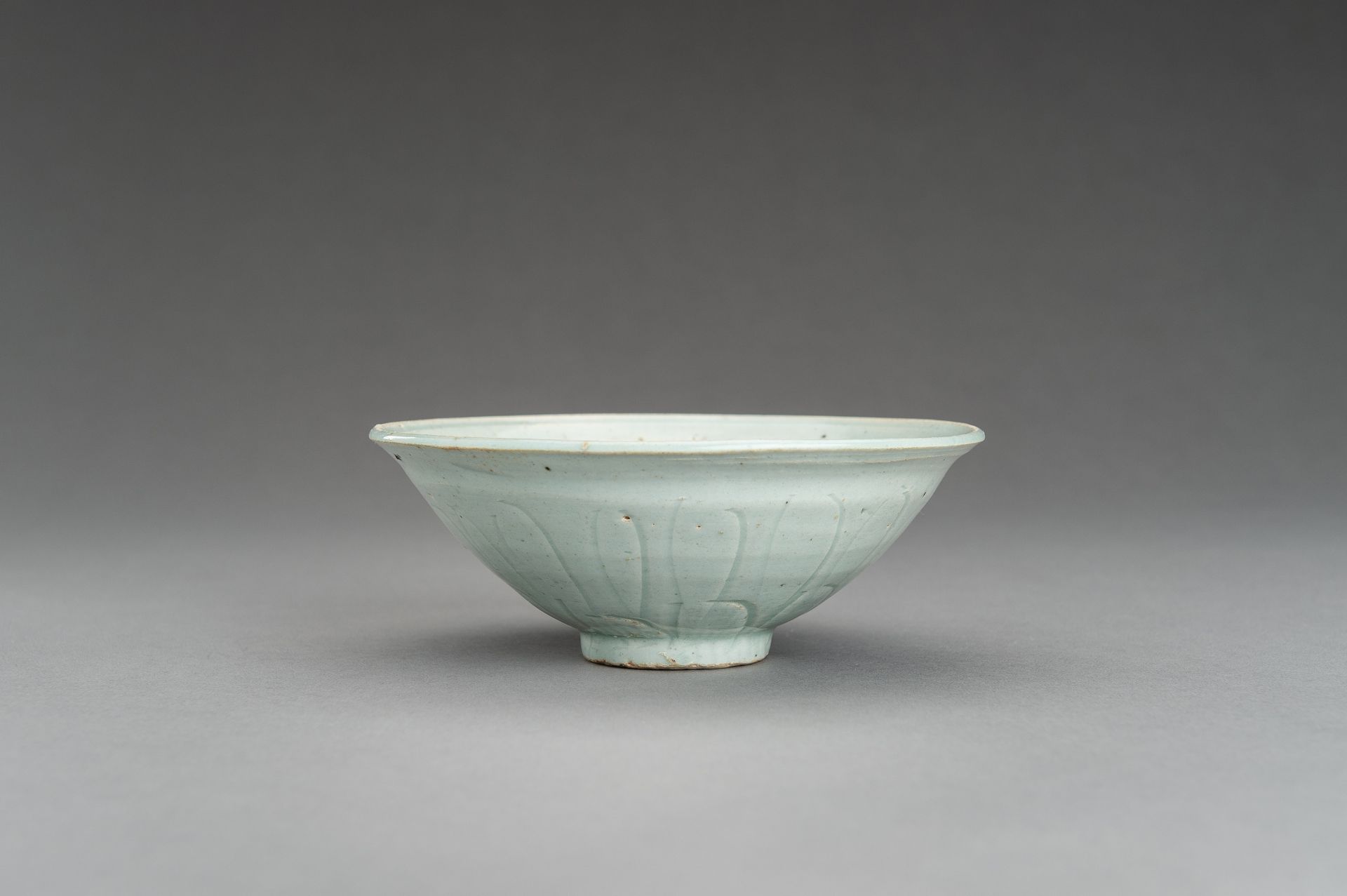 A QINGBAI GLAZED PORCELAIN BOWL WITH INCISED DECORATION - Bild 8 aus 12