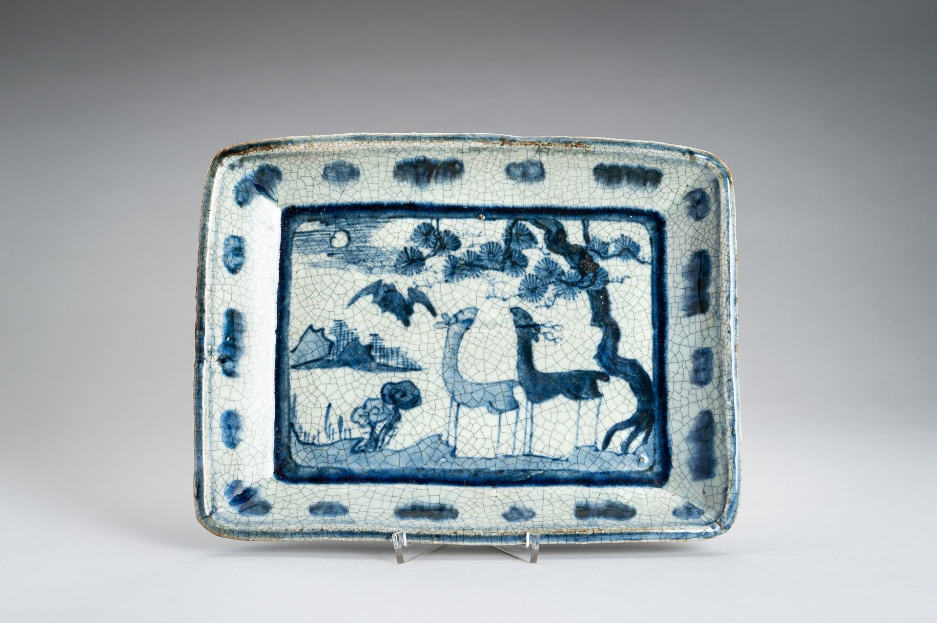 AN UNDERGLAZE BLUE PORCELAIN TRAY WITH DEER, EDO