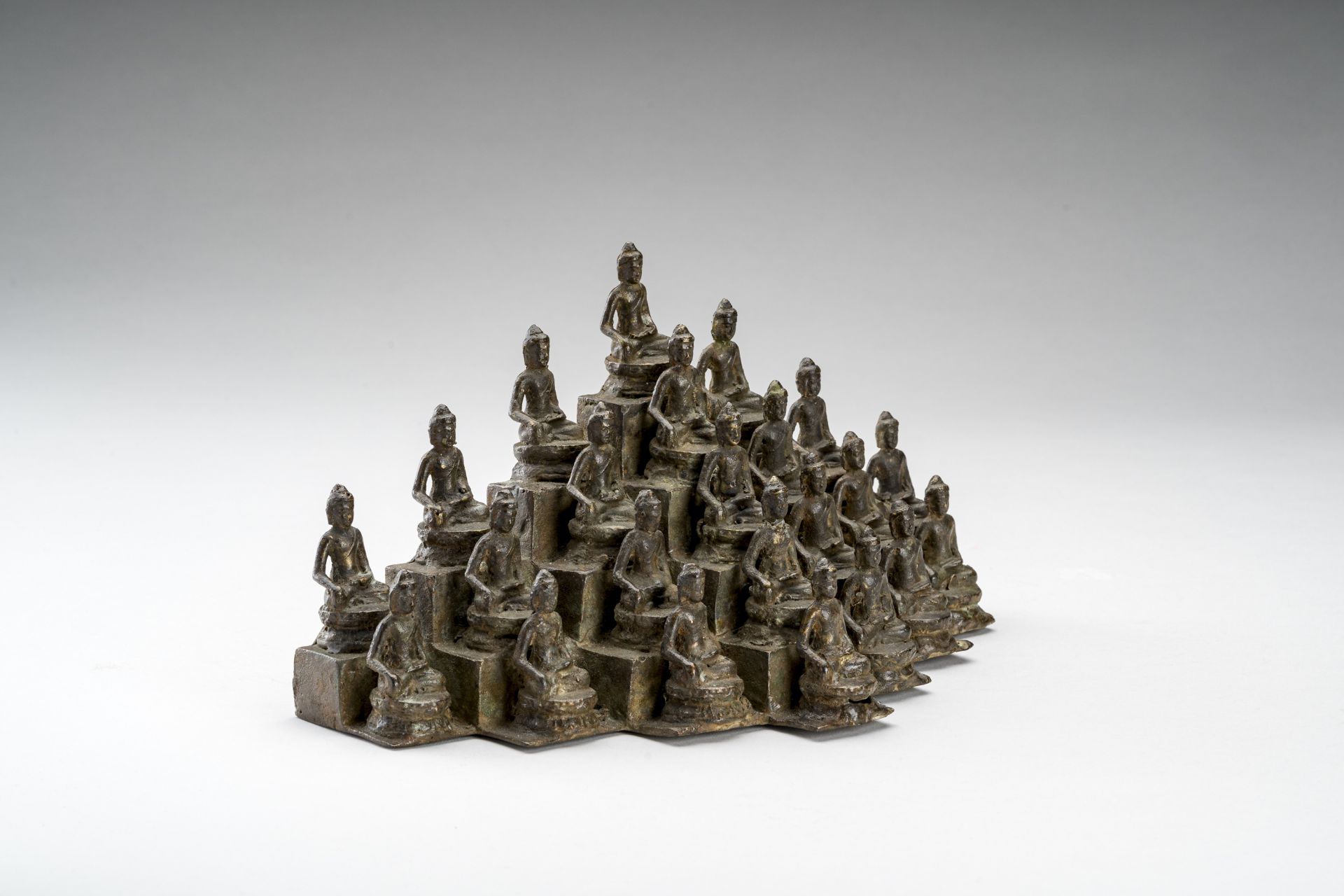 A JAVANESE SCULPTURAL BRONZE GROUP DEPICTING 23 SEATED BUDDHA - Image 5 of 8