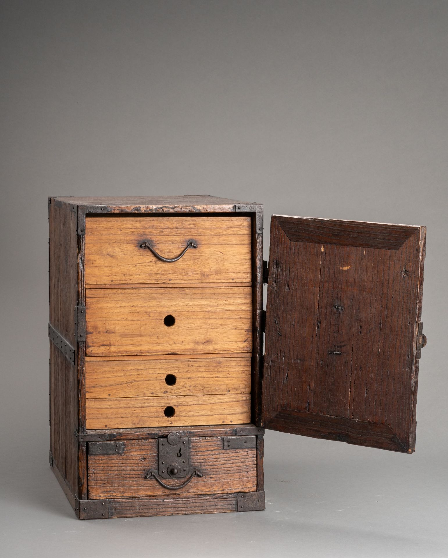 A WOODEN TANSU CHEST WITH 5 DRAWERS, EDO - Image 4 of 7