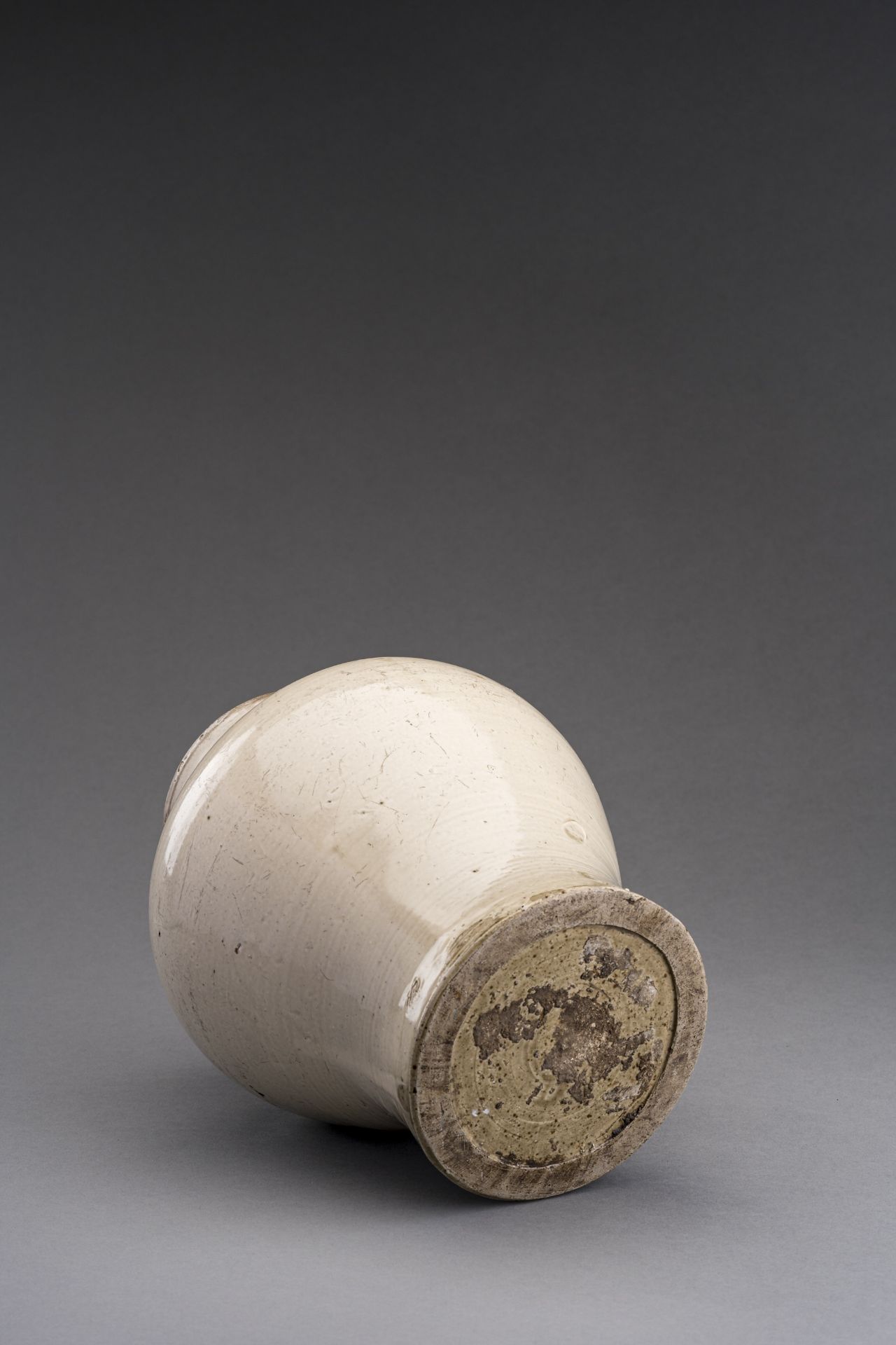 A CREAM GLAZED CERAMIC JAR, SONG TO YUAN DYNASTY - Image 6 of 6