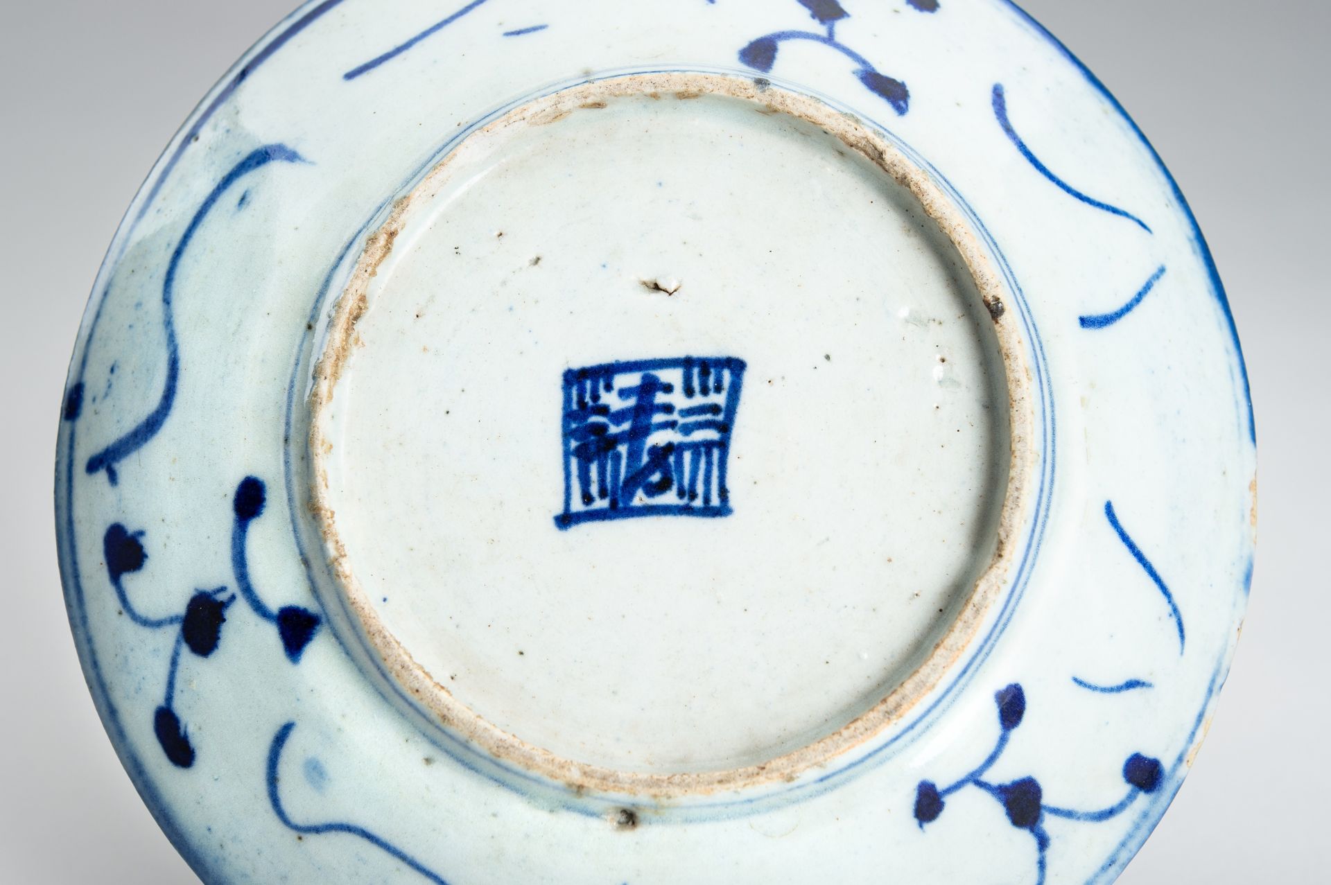 A LOT WITH THREE BLUE AND WHITE PORCELAIN DISHES, EDO - Image 11 of 17