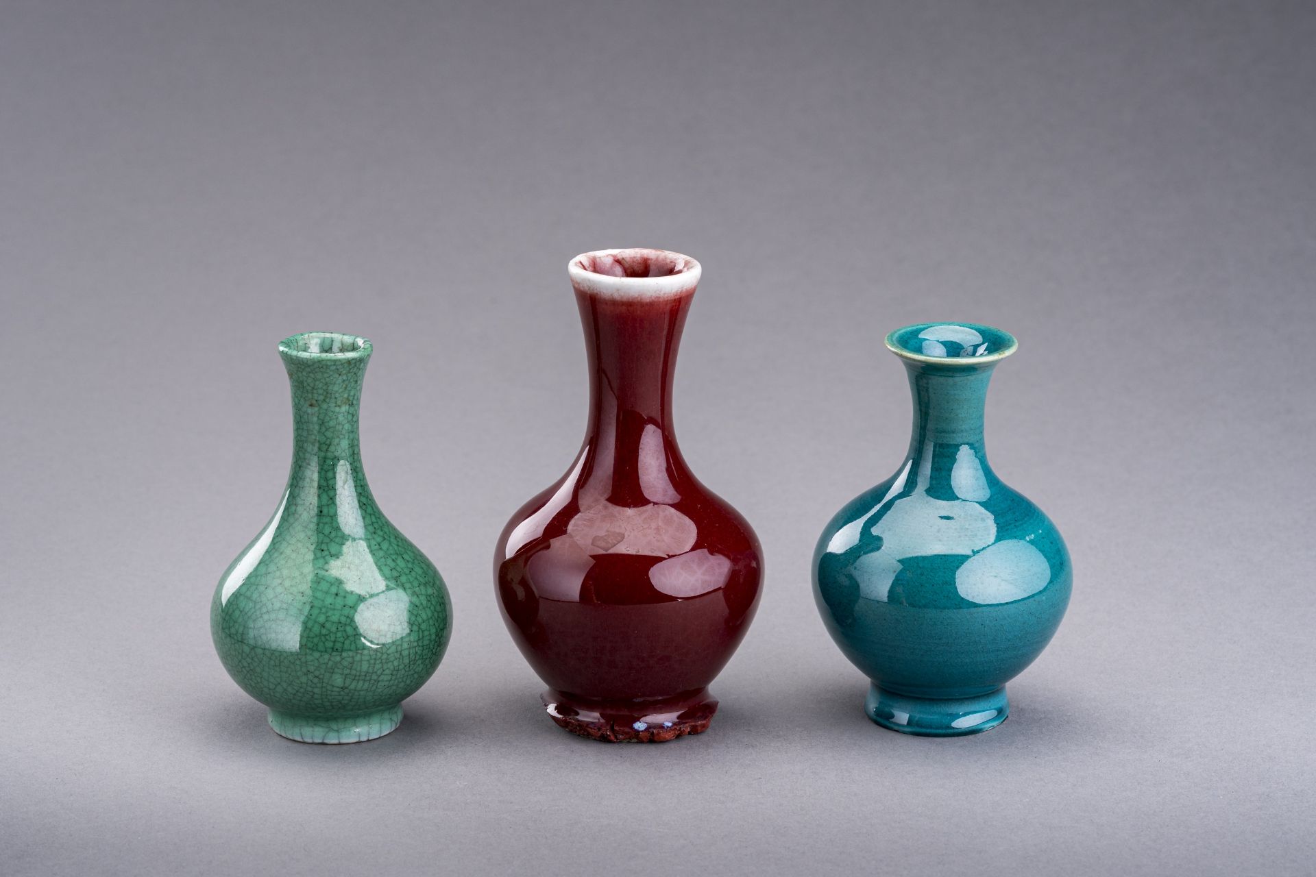 A GROUP OF THREE MINIATURE BOTTLE VASES, TIANQIUPING, c. 1920s - Bild 6 aus 7
