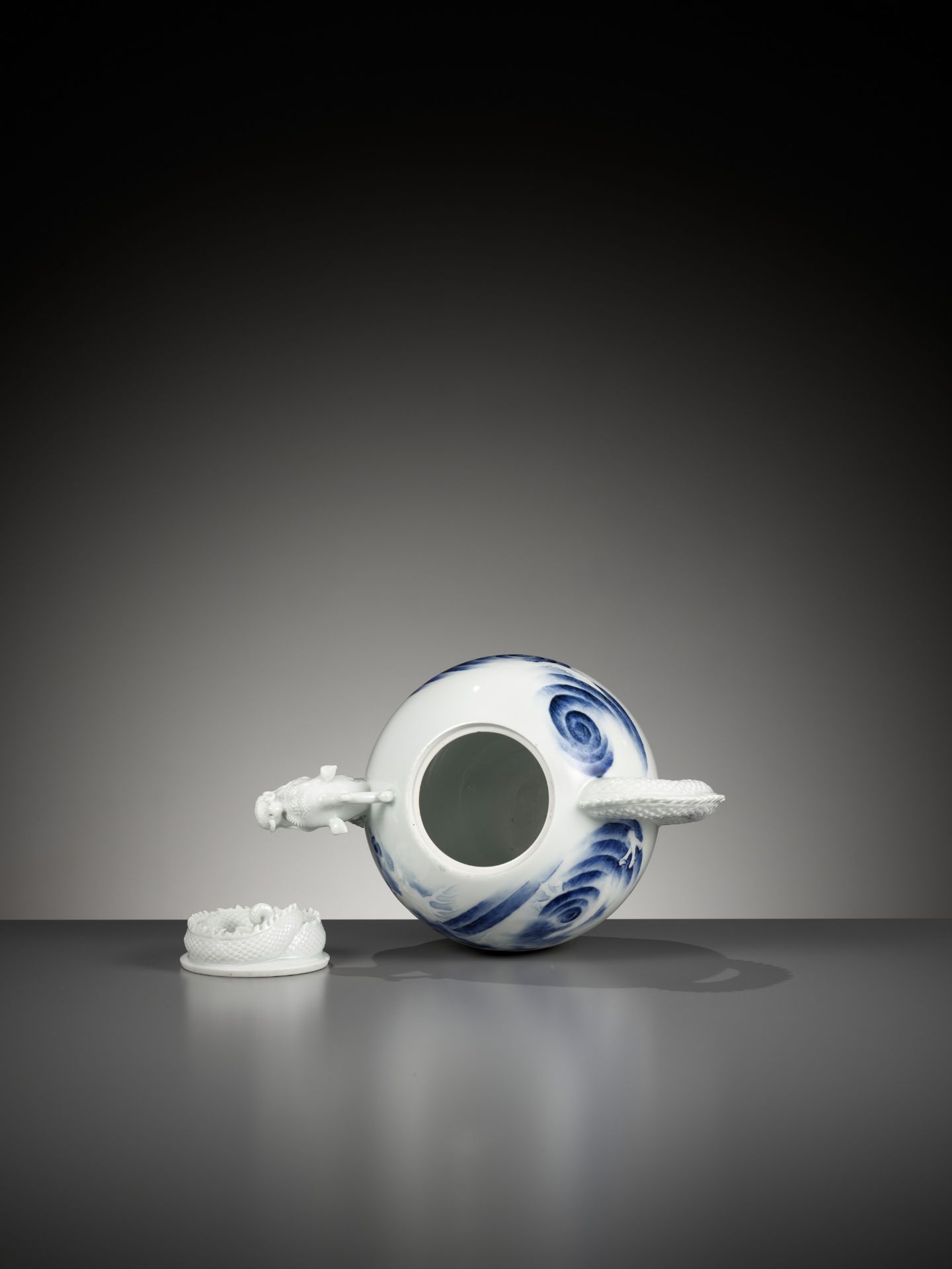 A HIRADO BLUE AND WHITE 'DRAGON' EWER AND COVER - Image 11 of 12