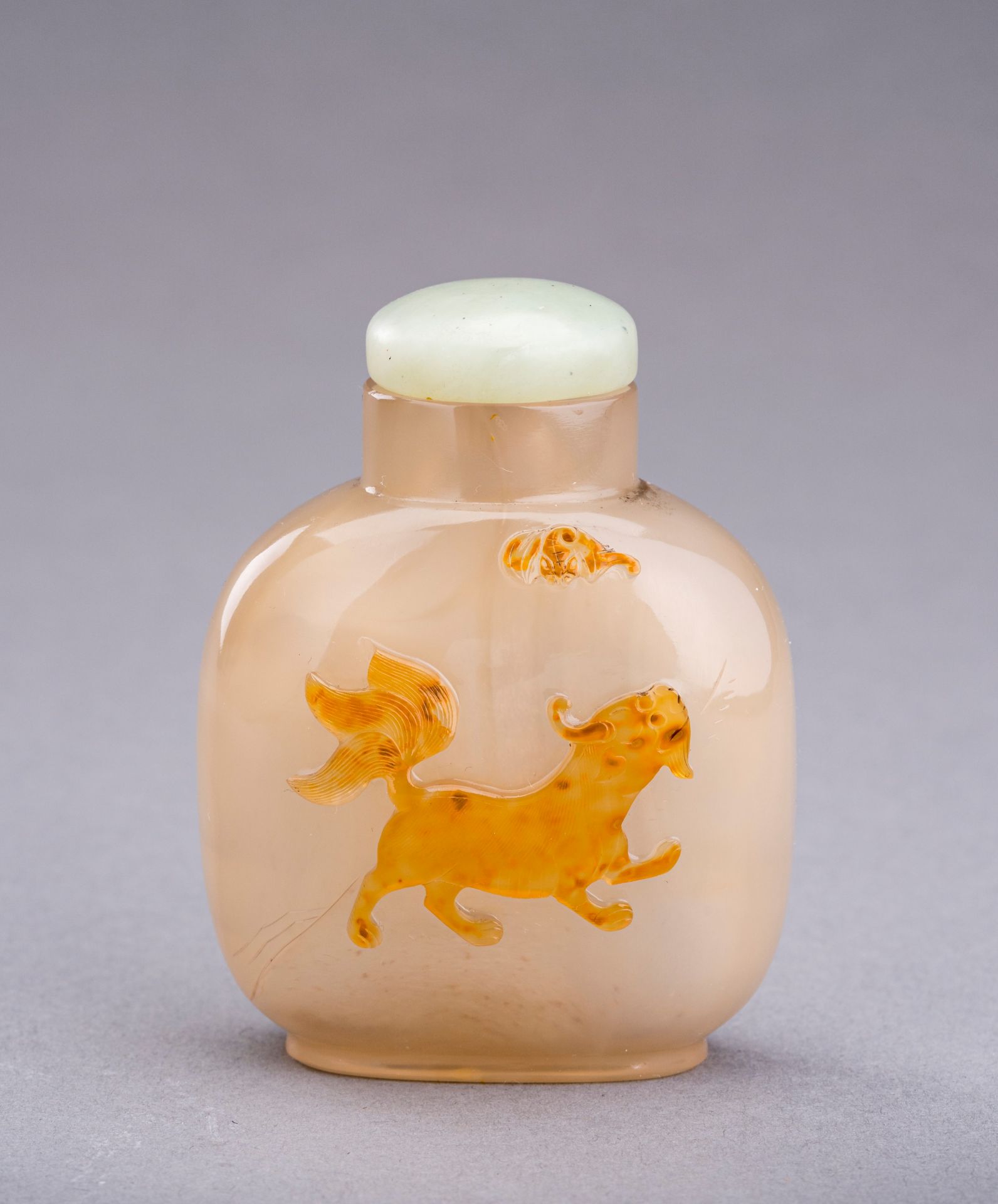 AN AGATE 'QILIN AND BAT' SNUFF BOTTLE, QING DYNASTY