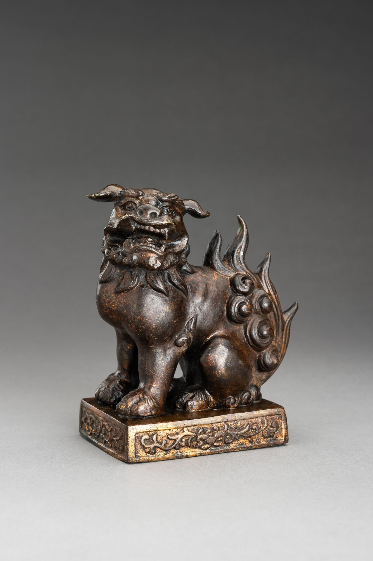 A LACQUER GILT BRONZE FIGURE OF A BUDDHIST LION, QING - Bild 2 aus 13