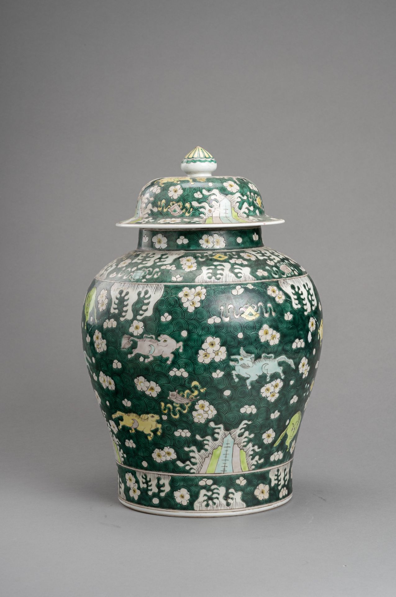 A PORCELAIN FAMILLE VERTE BALUSTER JAR AND COVER, QING - Image 3 of 9