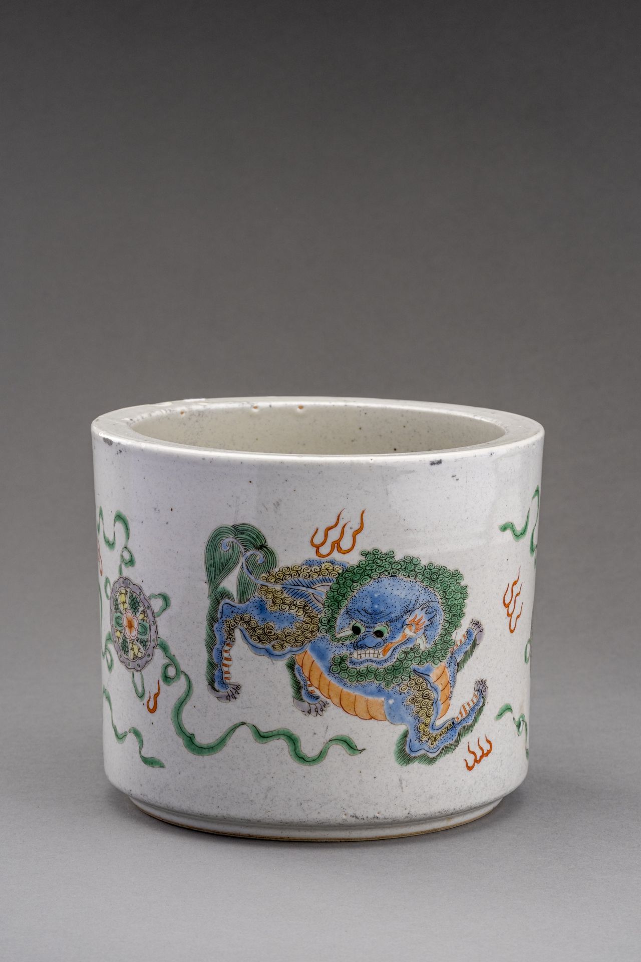 A FAMILLE VERTE 'BUDDHIST LION' PORCELAIN BRUSHPOT, BITONG, c. 1920s - Image 3 of 7