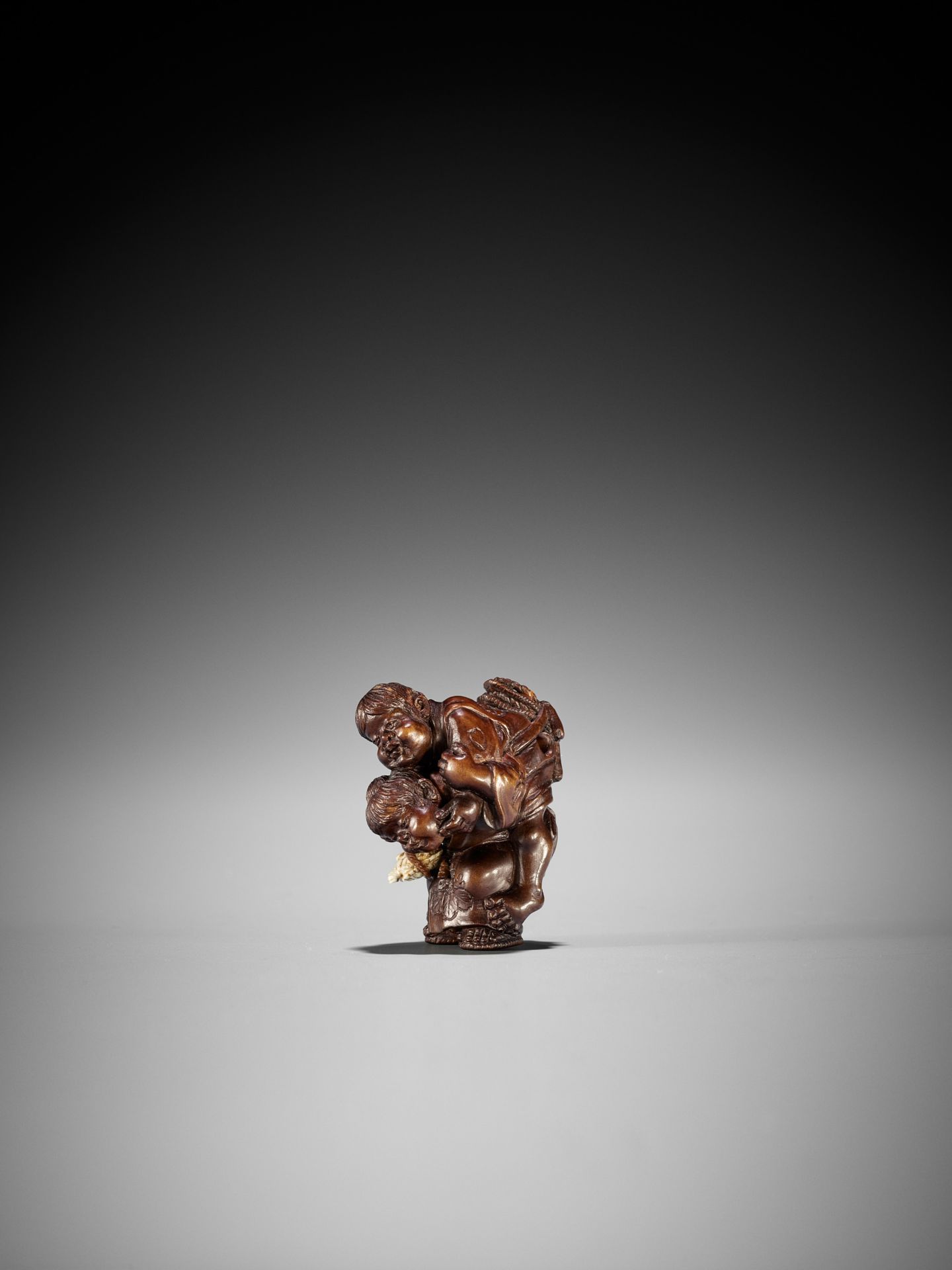 SEIHO: A FINE STAINED BOXWOOD NETSUKE OF CHILDREN AT PLAY - Image 5 of 11